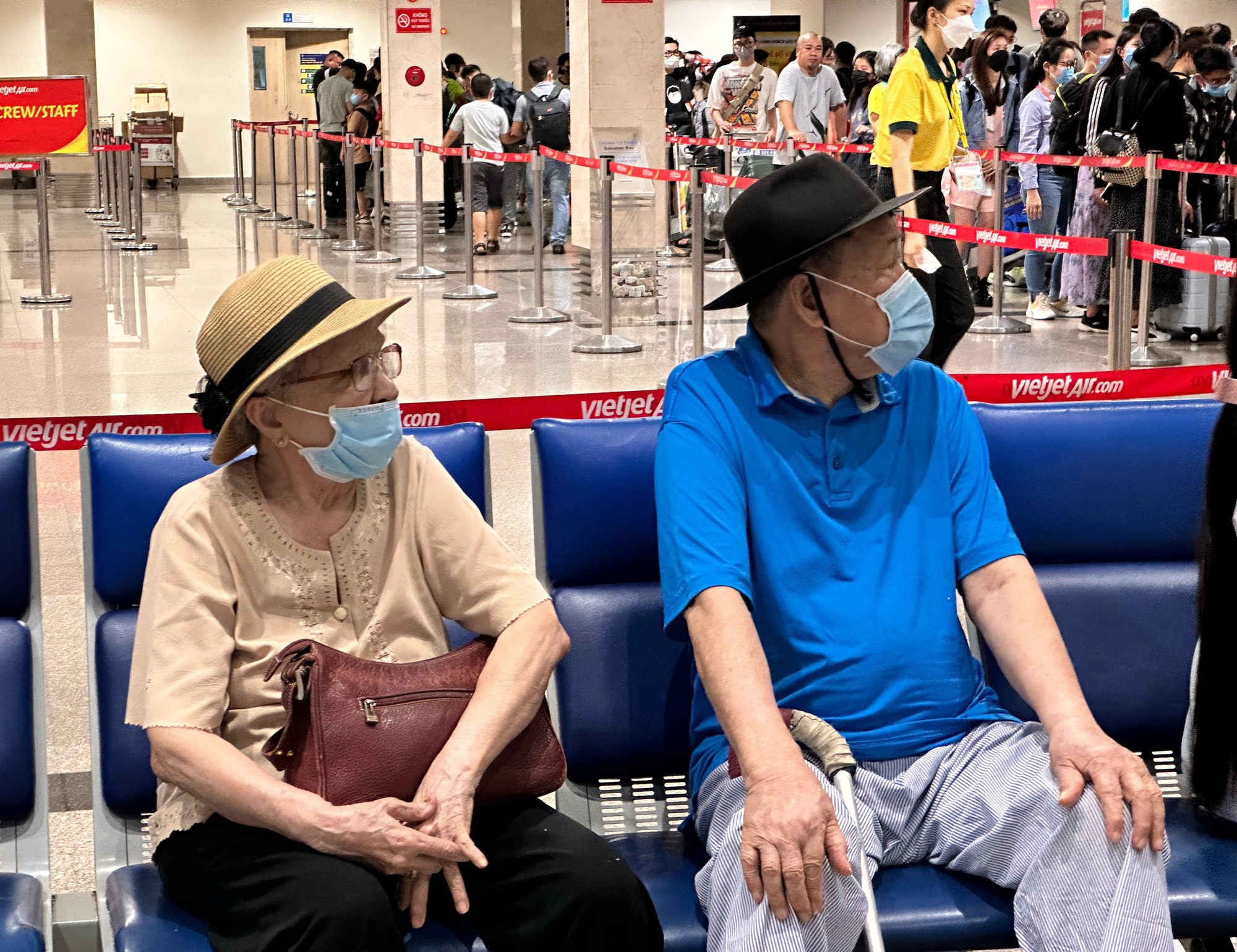 Sân bay Tân Sơn Nhất rạng sáng giỗ tổ Hùng Vương: Chưa ‘hạ nhiệt', ùn ùn khách  - Ảnh 7.