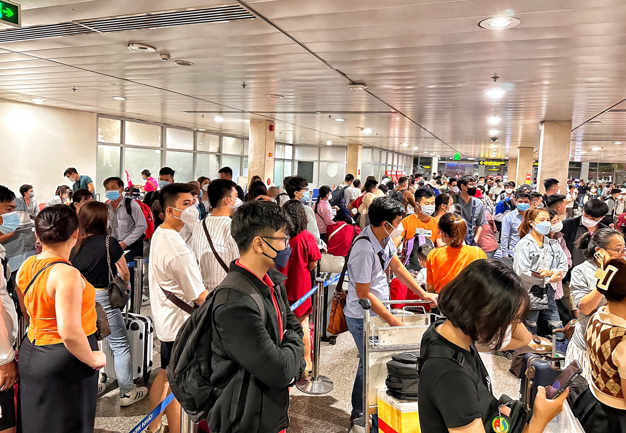 Sân bay Tân Sơn Nhất rạng sáng giỗ tổ Hùng Vương: Chưa ‘hạ nhiệt', ùn ùn khách  - Ảnh 5.