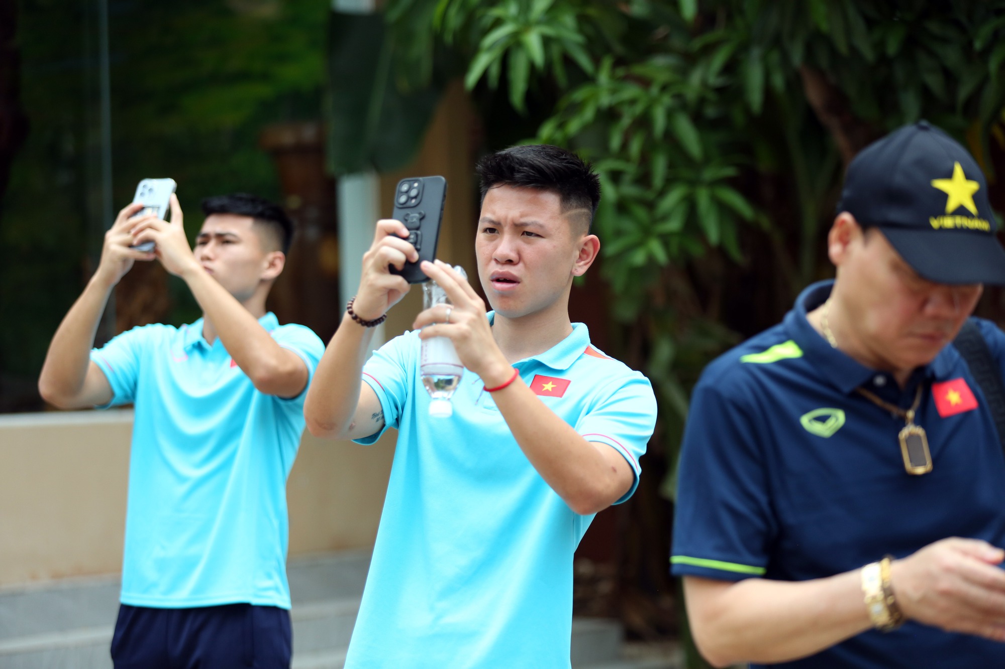 U.22 Việt Nam đi chùa cầu nguyện trước trận ra quân SEA Games 32 - Ảnh 3.