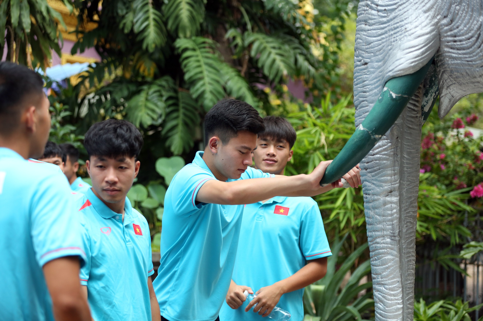 U.22 Việt Nam đi chùa cầu nguyện trước trận ra quân SEA Games 32 - Ảnh 4.