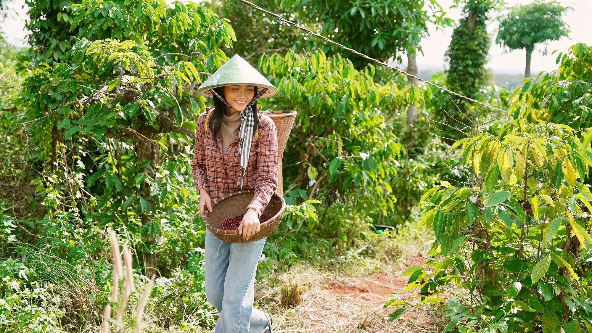 H’Hen Niê: Mặc lại trang phục tại nhiều sự kiện cũng là cách bảo vệ môi trường - Ảnh 1.