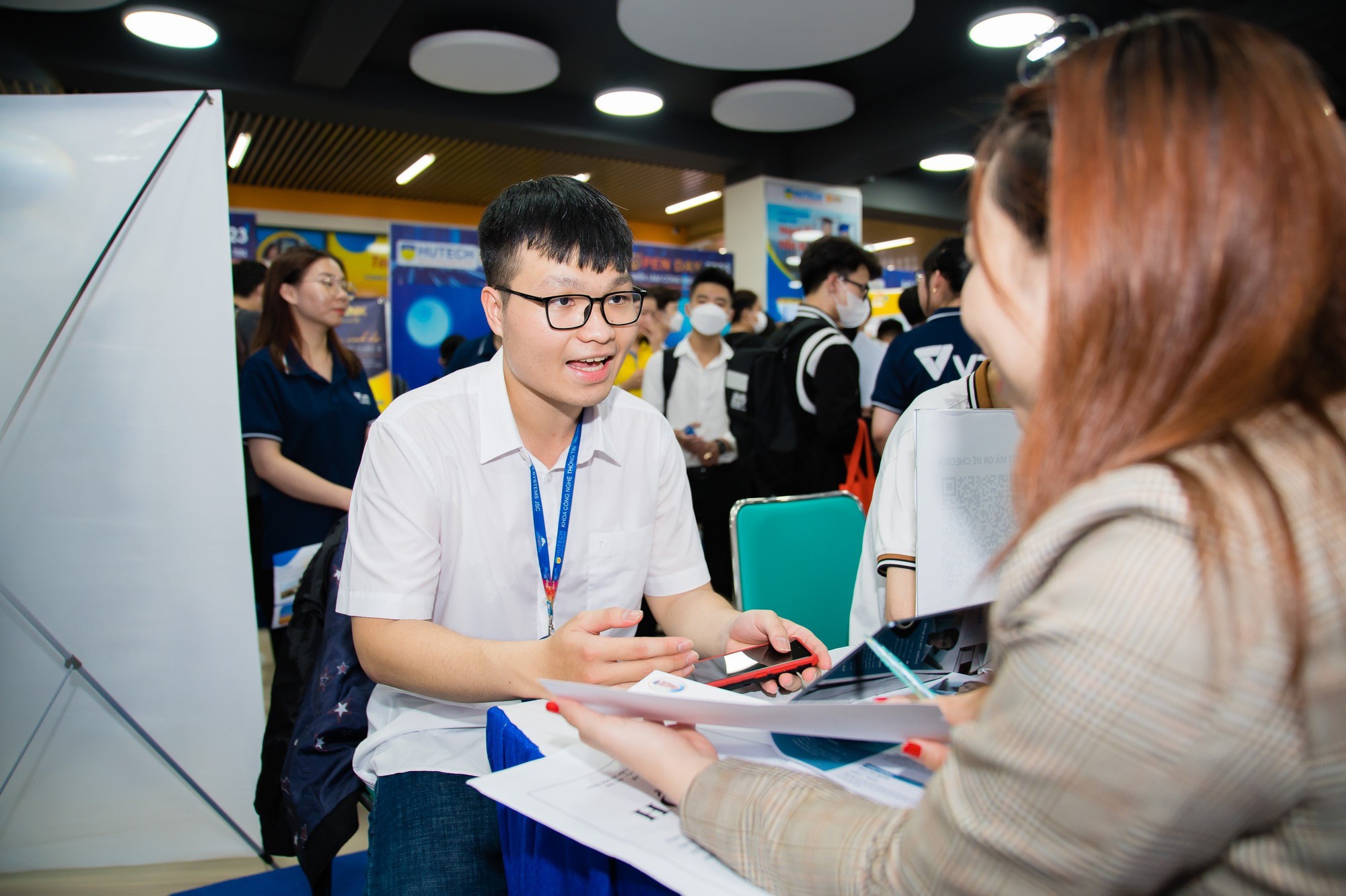 VÒNG TRÒN HƯỚNG NGHIỆP | Sinh viên HUTECH "phàn nàn" khi học ngành công nghệ thông tin!- Ảnh 2. VÒNG TRÒN HƯỚNG NGHIỆP | Sinh viên HUTECH "phàn nàn" khi học ngành công nghệ thông tin!- Ảnh 2.