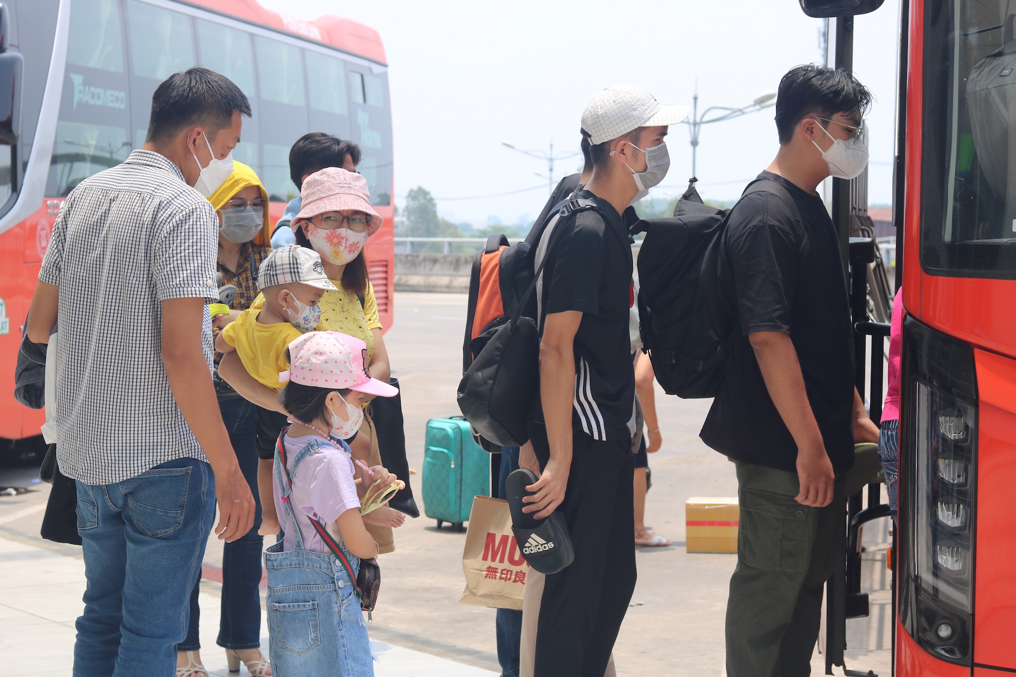 Người dân nghỉ lễ 30.4 -1.5: Đi hơn 40km đến Bến xe Miền Đông mới mua vé - Ảnh 4.