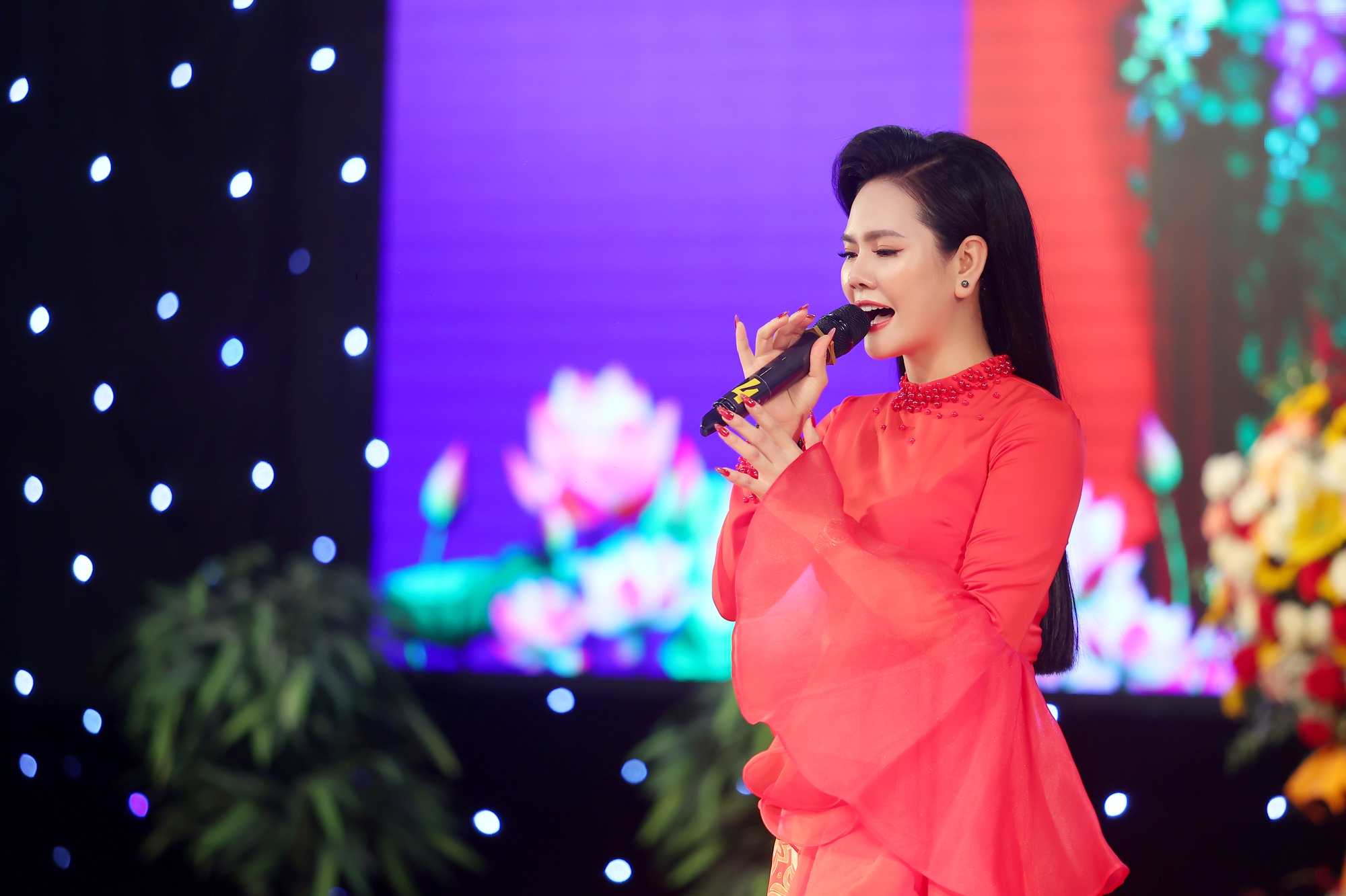 Lương Nguyệt Anh gây ấn tượng khi hát 'Cô Sáu Sơn Trang' - Ảnh 2.