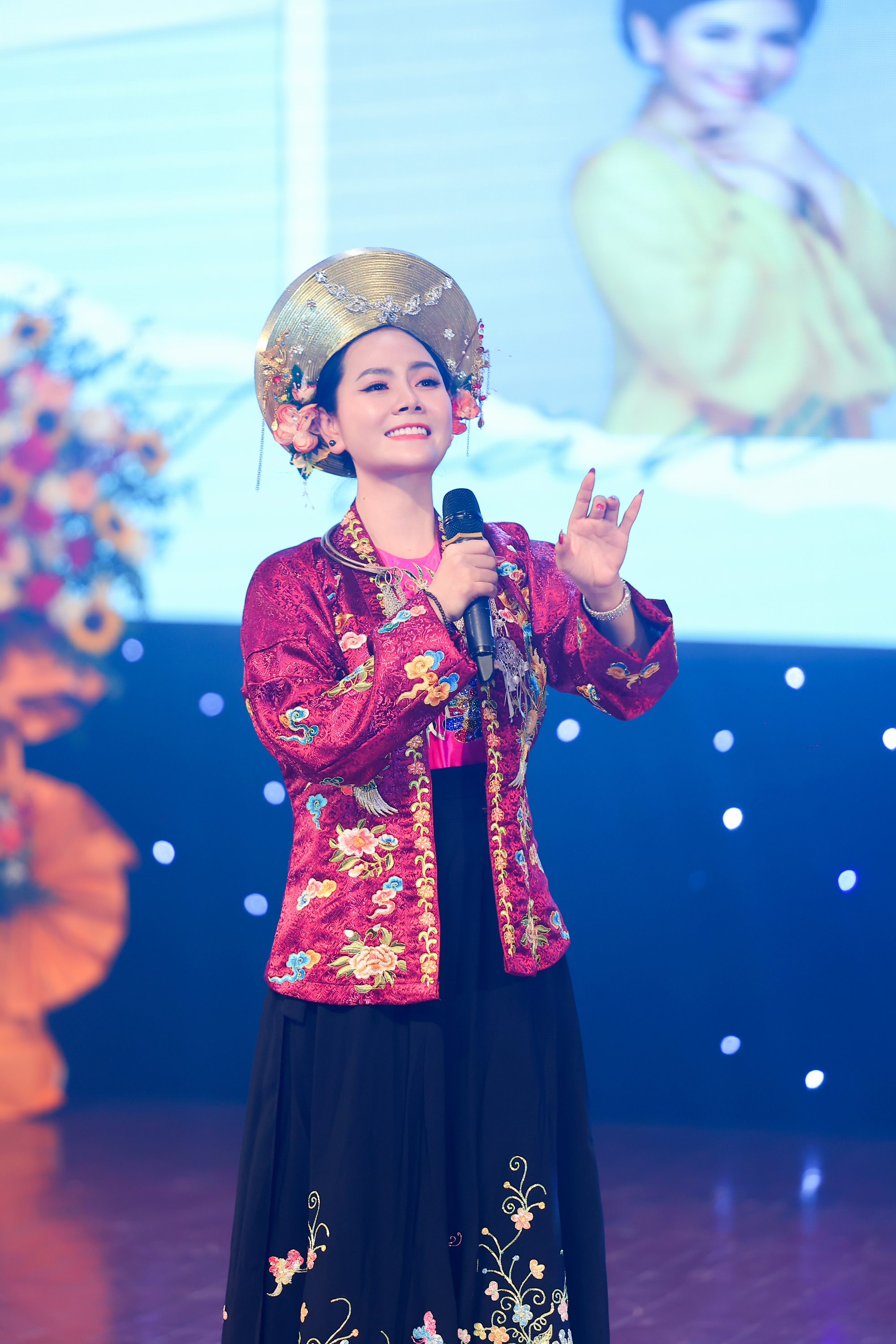 Lương Nguyệt Anh gây ấn tượng khi hát 'Cô Sáu Sơn Trang' - Ảnh 5.