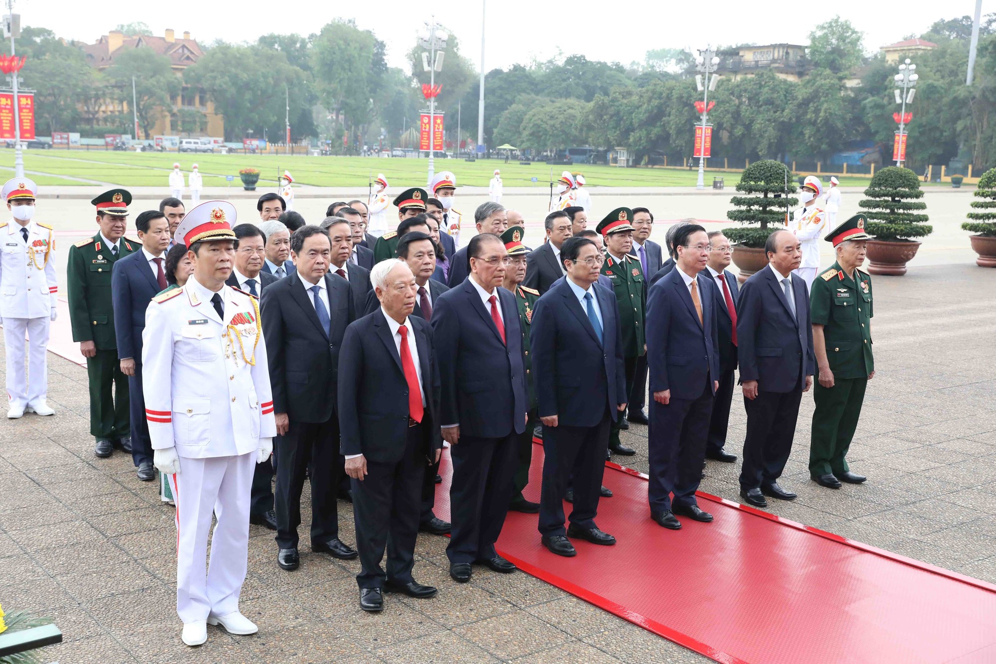 Lãnh đạo Đảng, Nhà nước viếng Chủ tịch Hồ Chí Minh nhân 48 năm Ngày thống nhất - Ảnh 2.