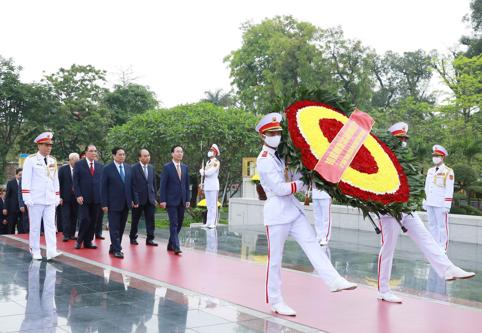 Lãnh đạo Đảng, Nhà nước viếng Chủ tịch Hồ Chí Minh nhân 48 năm Ngày thống nhất - Ảnh 7.