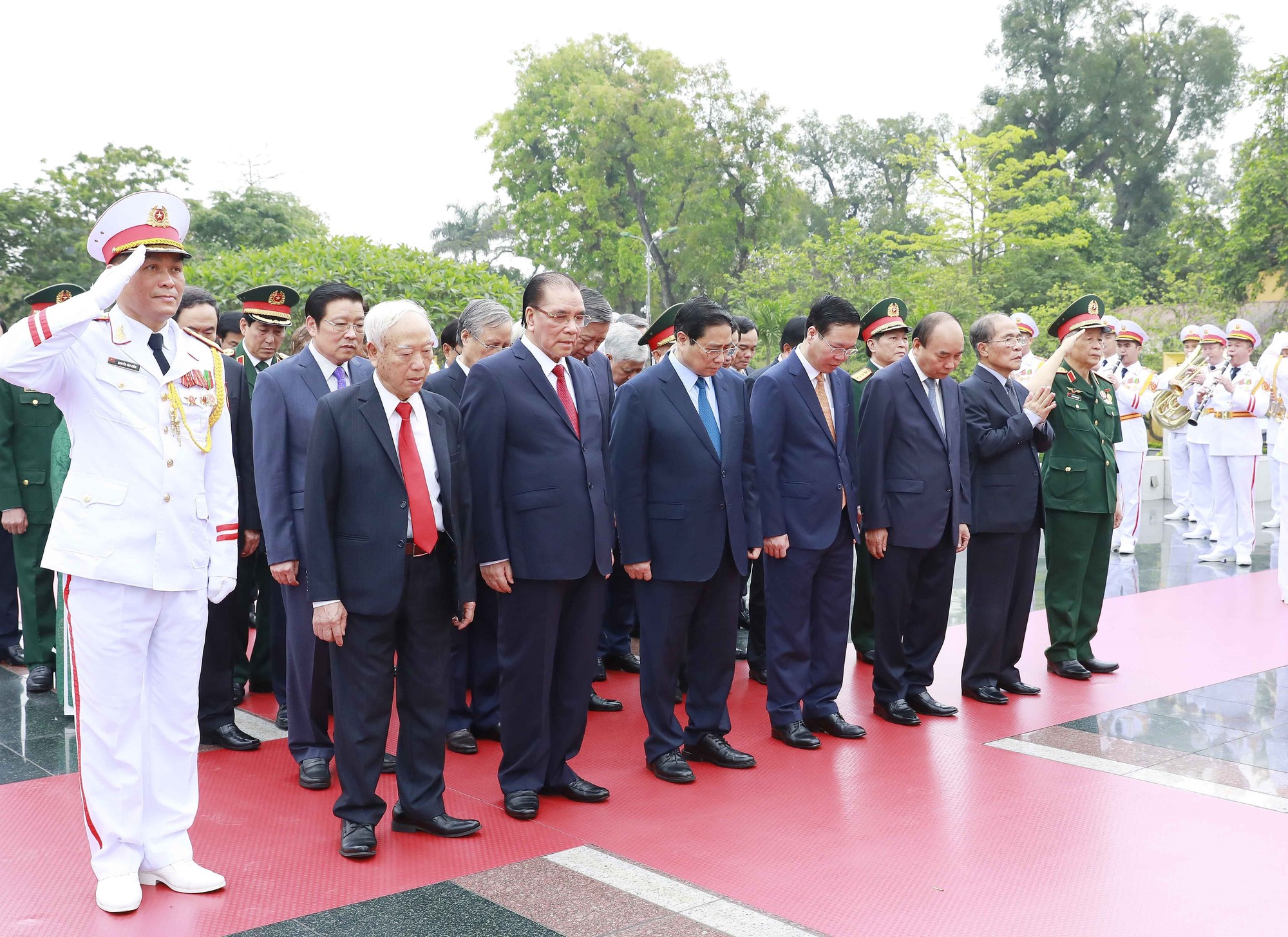 Lãnh đạo Đảng, Nhà nước viếng Chủ tịch Hồ Chí Minh nhân 48 năm Ngày thống nhất - Ảnh 8.