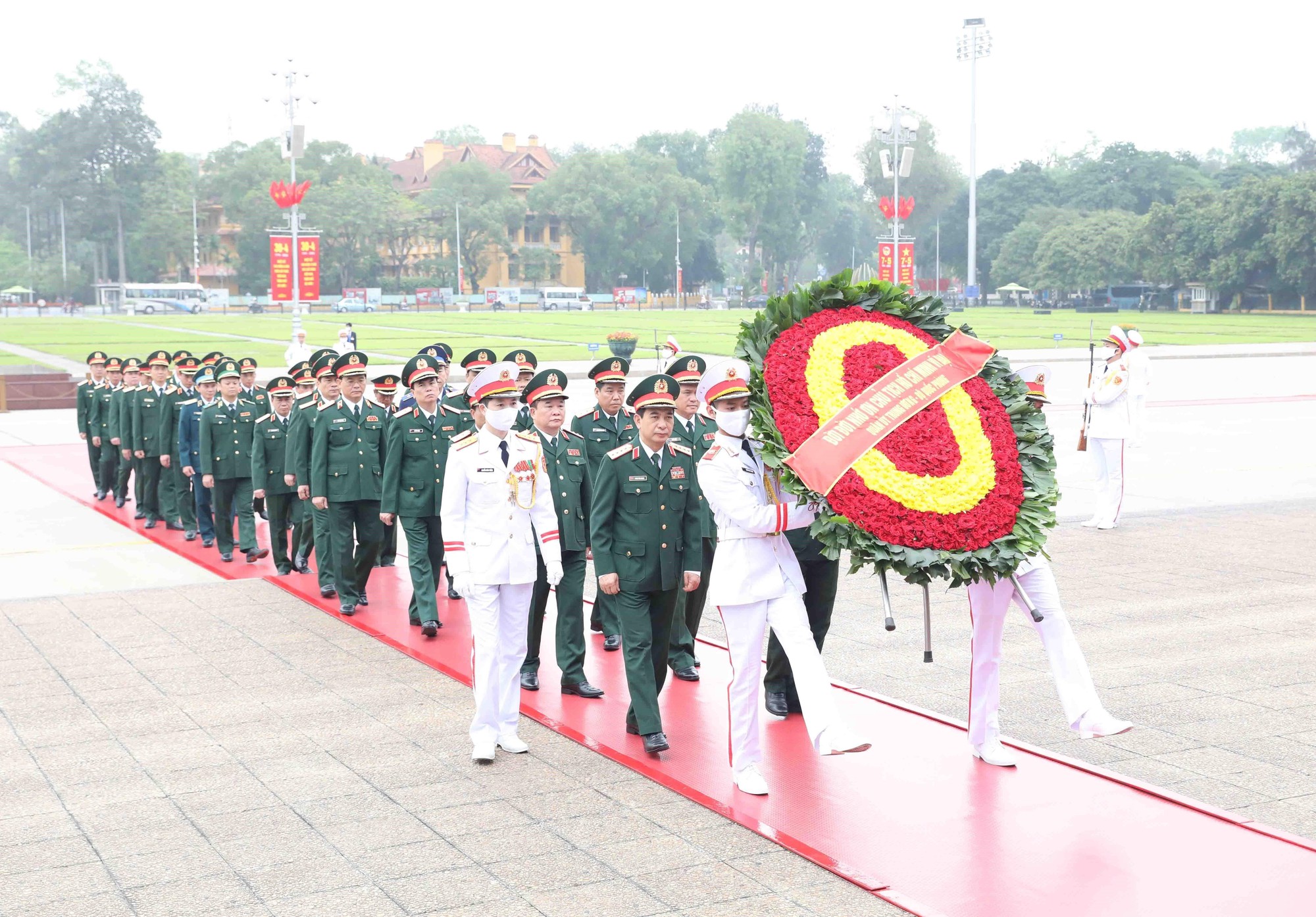 Lãnh đạo Đảng, Nhà nước viếng Chủ tịch Hồ Chí Minh nhân 48 năm Ngày thống nhất - Ảnh 3.