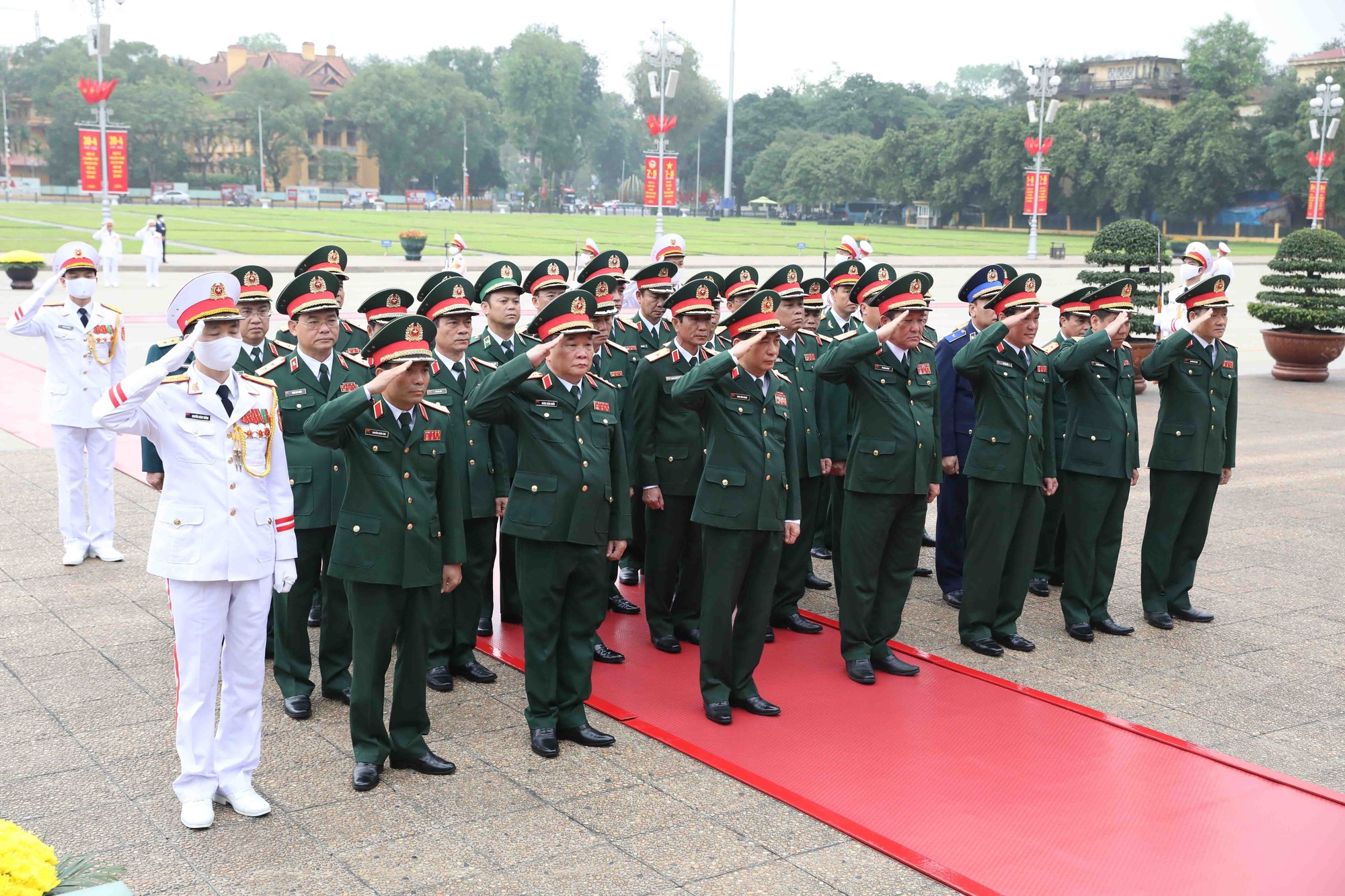 Lãnh đạo Đảng, Nhà nước viếng Chủ tịch Hồ Chí Minh nhân 48 năm Ngày thống nhất - Ảnh 4.