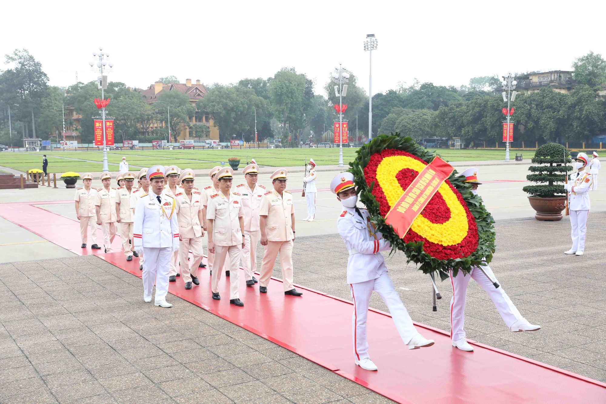 Lãnh đạo Đảng, Nhà nước viếng Chủ tịch Hồ Chí Minh nhân 48 năm Ngày thống nhất - Ảnh 5.