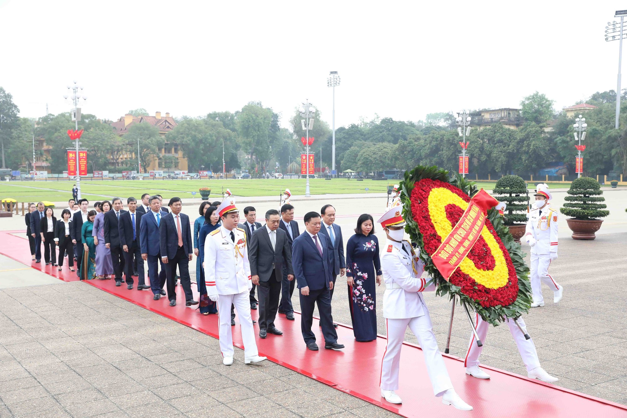 Lãnh đạo Đảng, Nhà nước viếng Chủ tịch Hồ Chí Minh nhân 48 năm Ngày thống nhất - Ảnh 6.