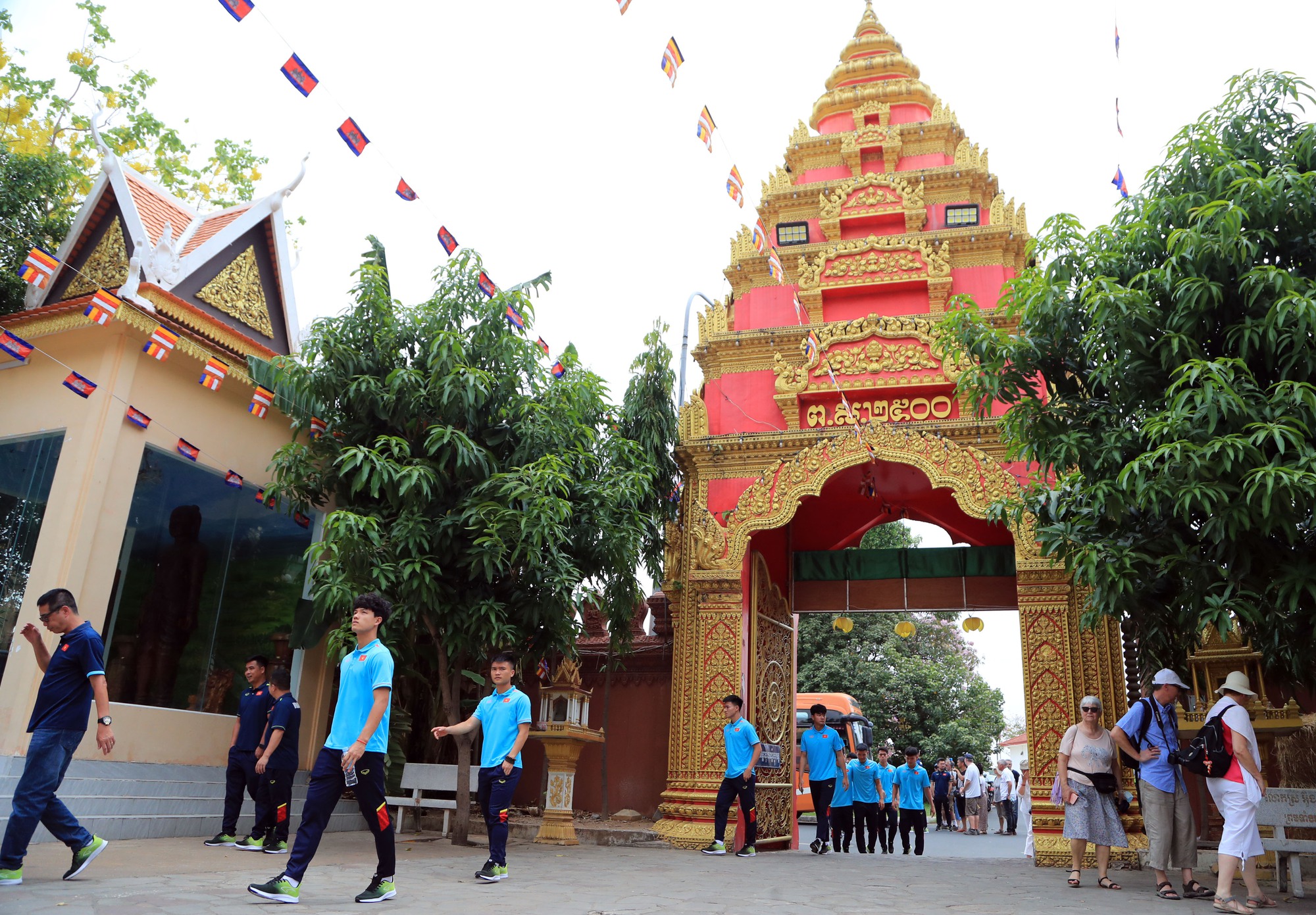 U.22 Việt Nam đi chùa cầu nguyện trước trận ra quân SEA Games 32 - Ảnh 1.