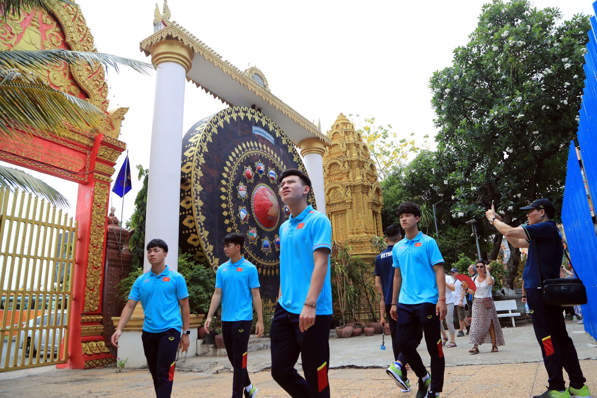 U.22 Việt Nam đi chùa cầu nguyện trước trận ra quân SEA Games 32 - Ảnh 11.