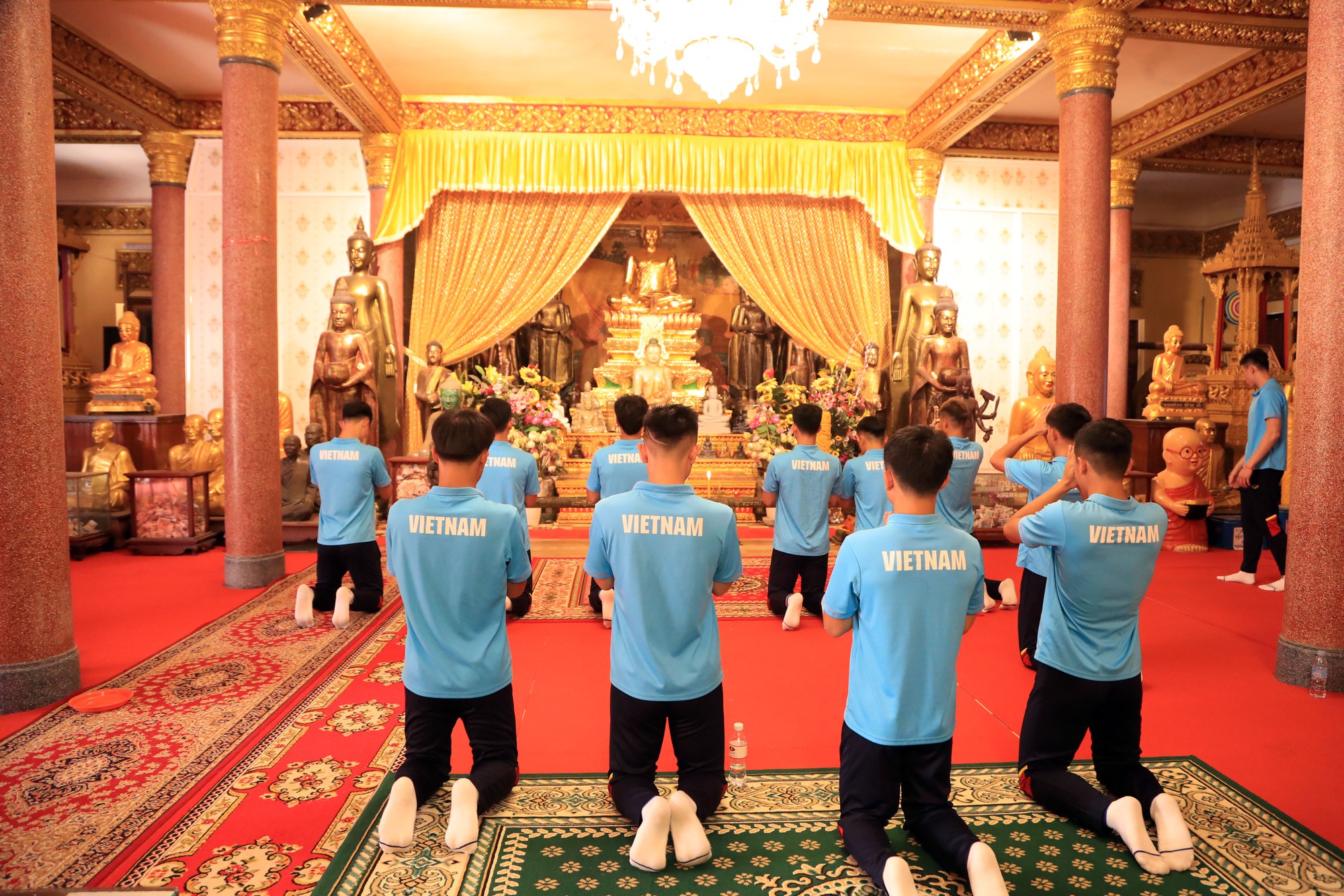 U.22 Việt Nam đi chùa cầu nguyện trước trận ra quân SEA Games 32 - Ảnh 6.