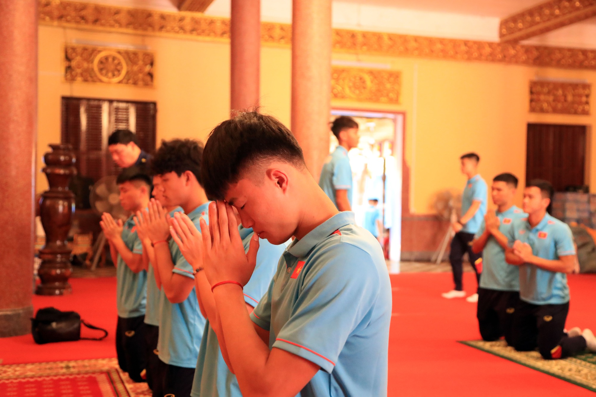 U.22 Việt Nam đi chùa cầu nguyện trước trận ra quân SEA Games 32 - Ảnh 12.
