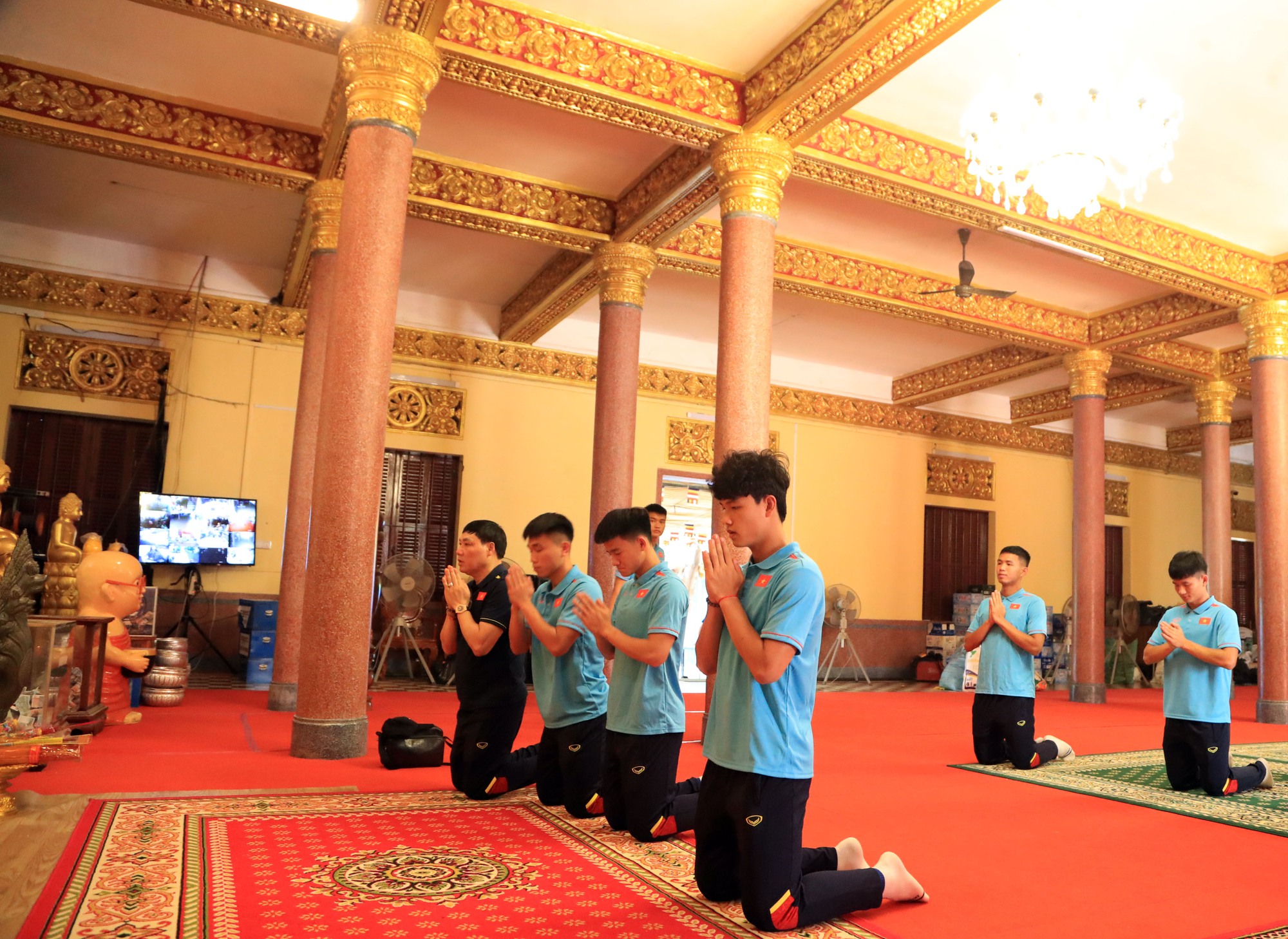 U.22 Việt Nam đi chùa cầu nguyện trước trận ra quân SEA Games 32 - Ảnh 7.