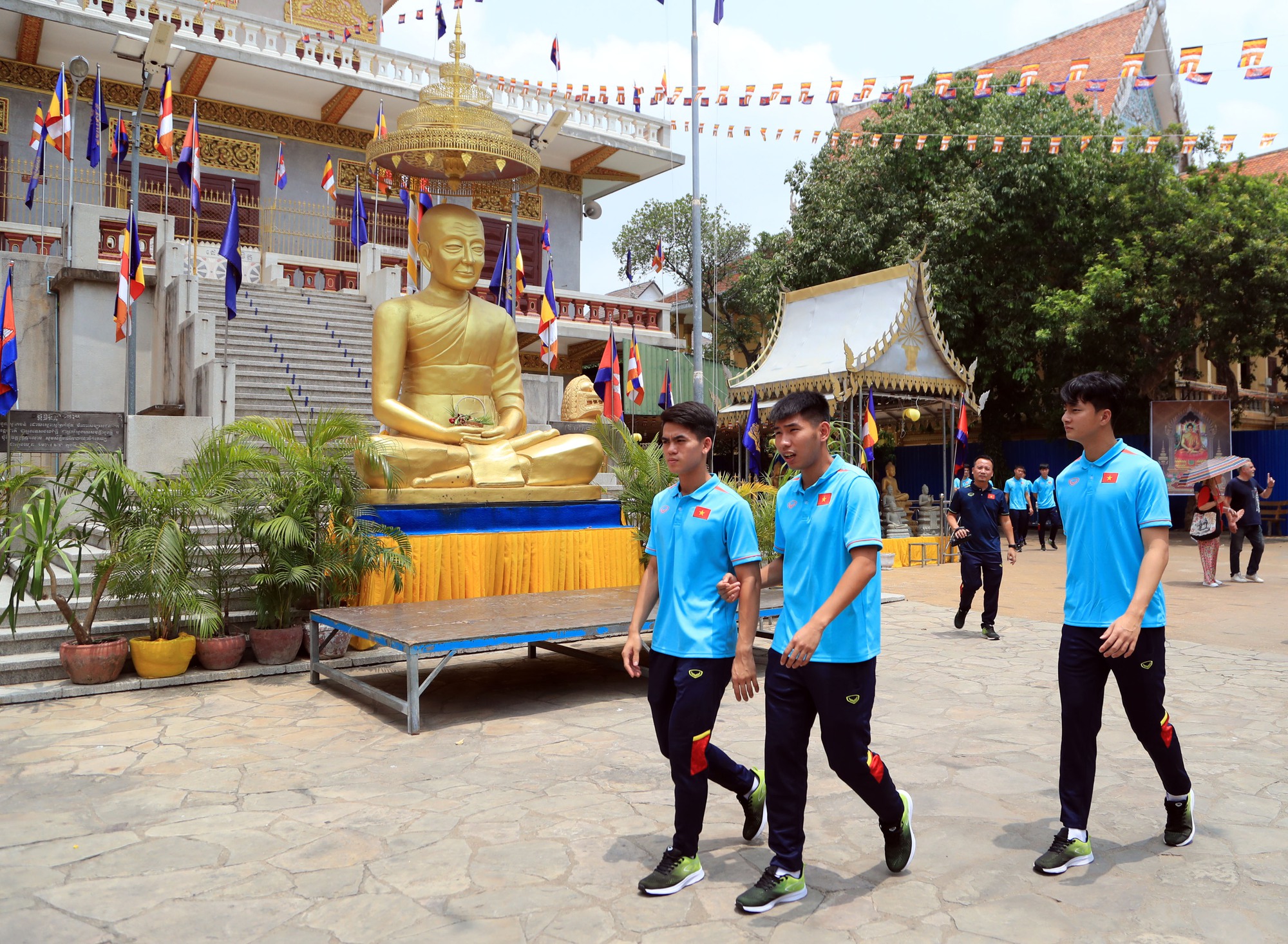 U.22 Việt Nam đi chùa cầu nguyện trước trận ra quân SEA Games 32 - Ảnh 10.