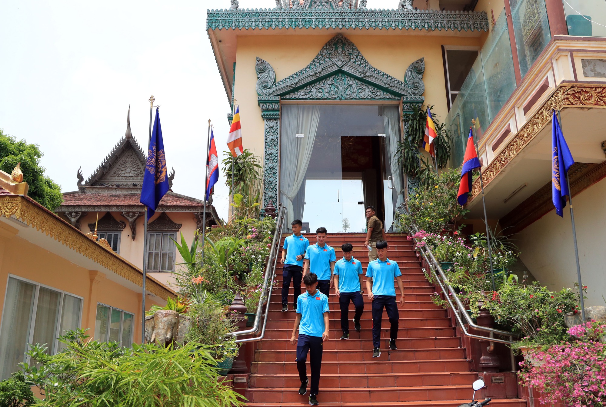 U.22 Việt Nam đi chùa cầu nguyện trước trận ra quân SEA Games 32 - Ảnh 2.