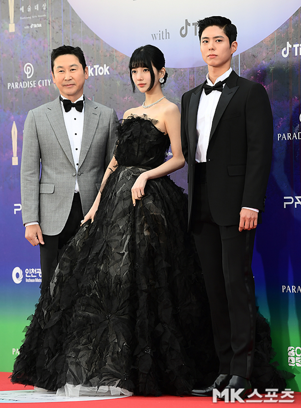 Song Hye Kyo, Suzy và dàn mỹ nhân Hàn lộng lẫy trên thảm đỏ Baeksang 2023 - Ảnh 2.
