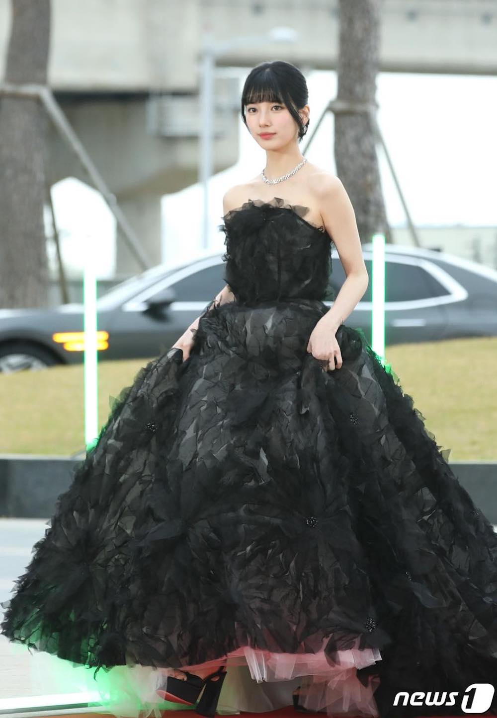 Song Hye Kyo, Suzy và dàn mỹ nhân Hàn lộng lẫy trên thảm đỏ Baeksang 2023 - Ảnh 1.