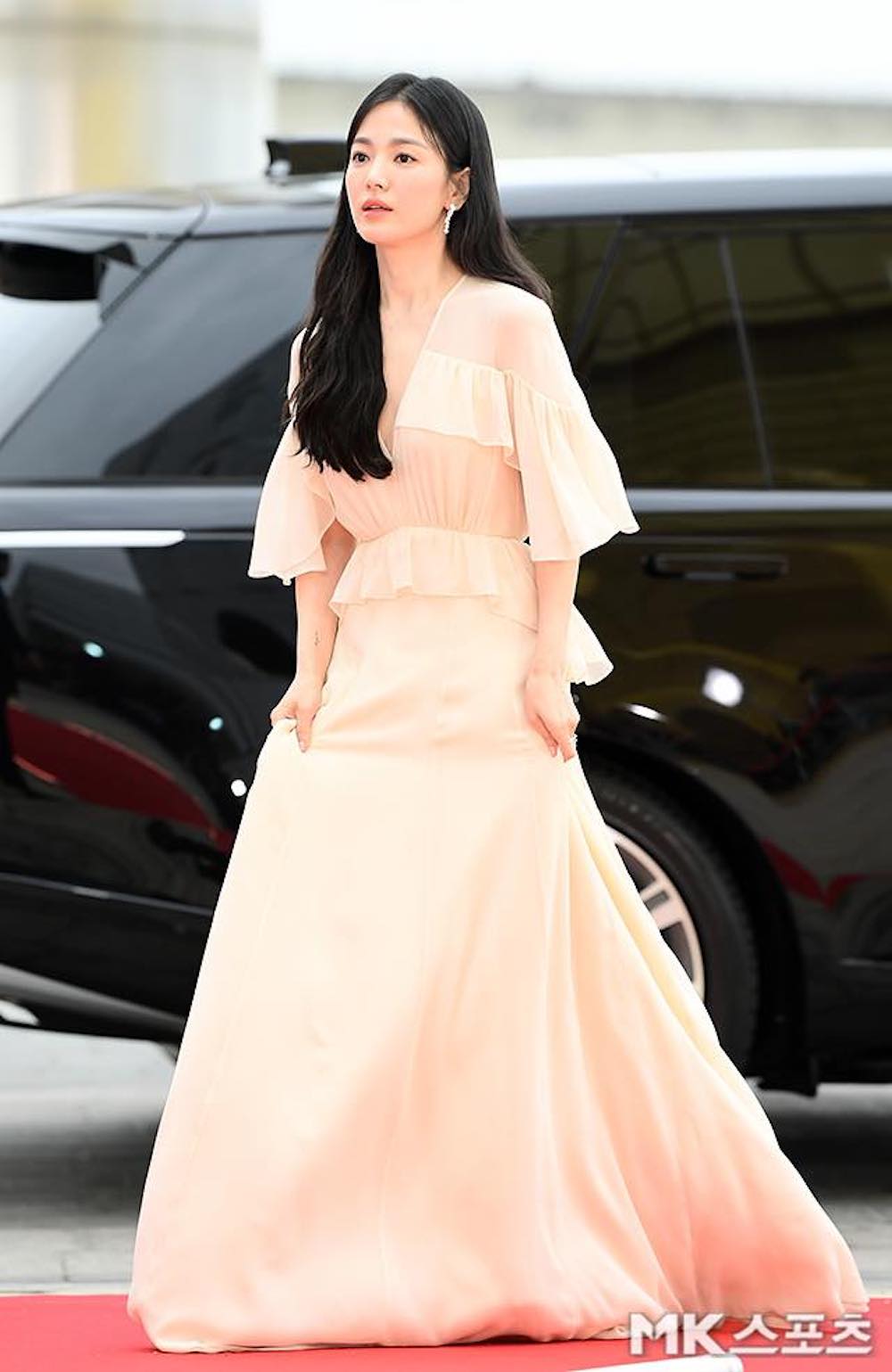 Song Hye Kyo, Suzy và dàn mỹ nhân Hàn lộng lẫy trên thảm đỏ Baeksang 2023 - Ảnh 3.