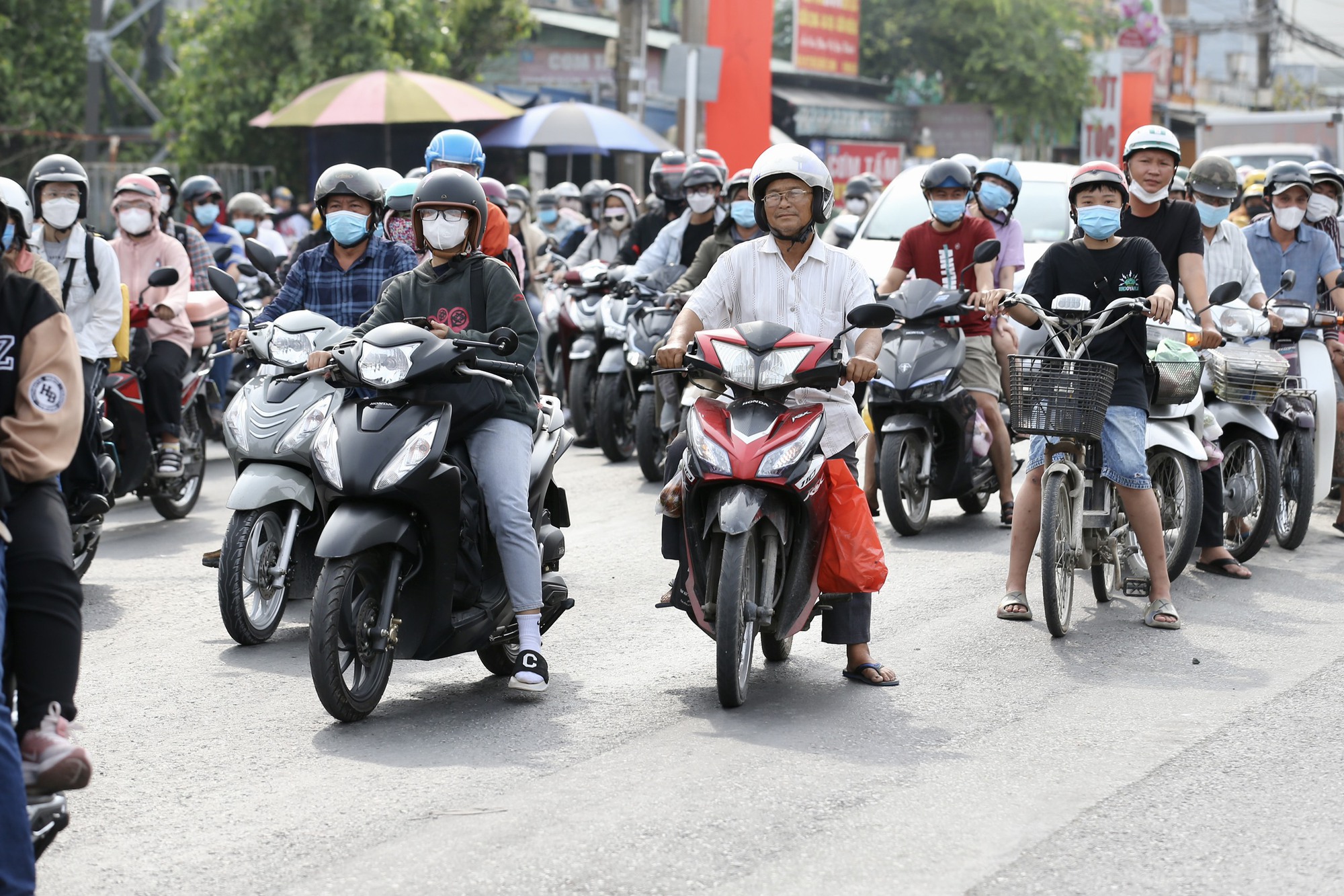 Người dân đổ về miền Tây ngày đầu nghỉ lễ, cầu Bến Lức ùn tắc - Ảnh 7.