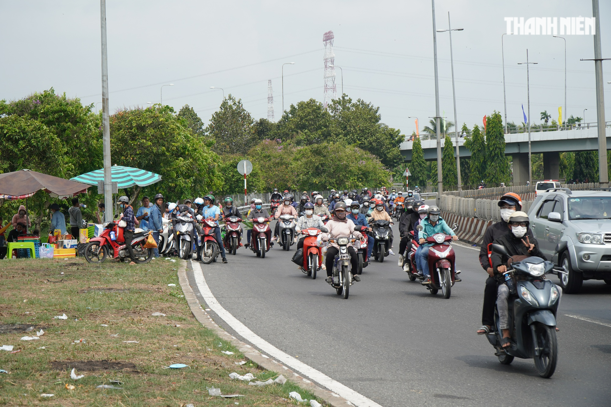 Ngày đầu kỳ nghỉ lễ 30.4 và 1.5, người dân về quê nơi kẹt cứng,nơi thông thoáng - Ảnh 4.