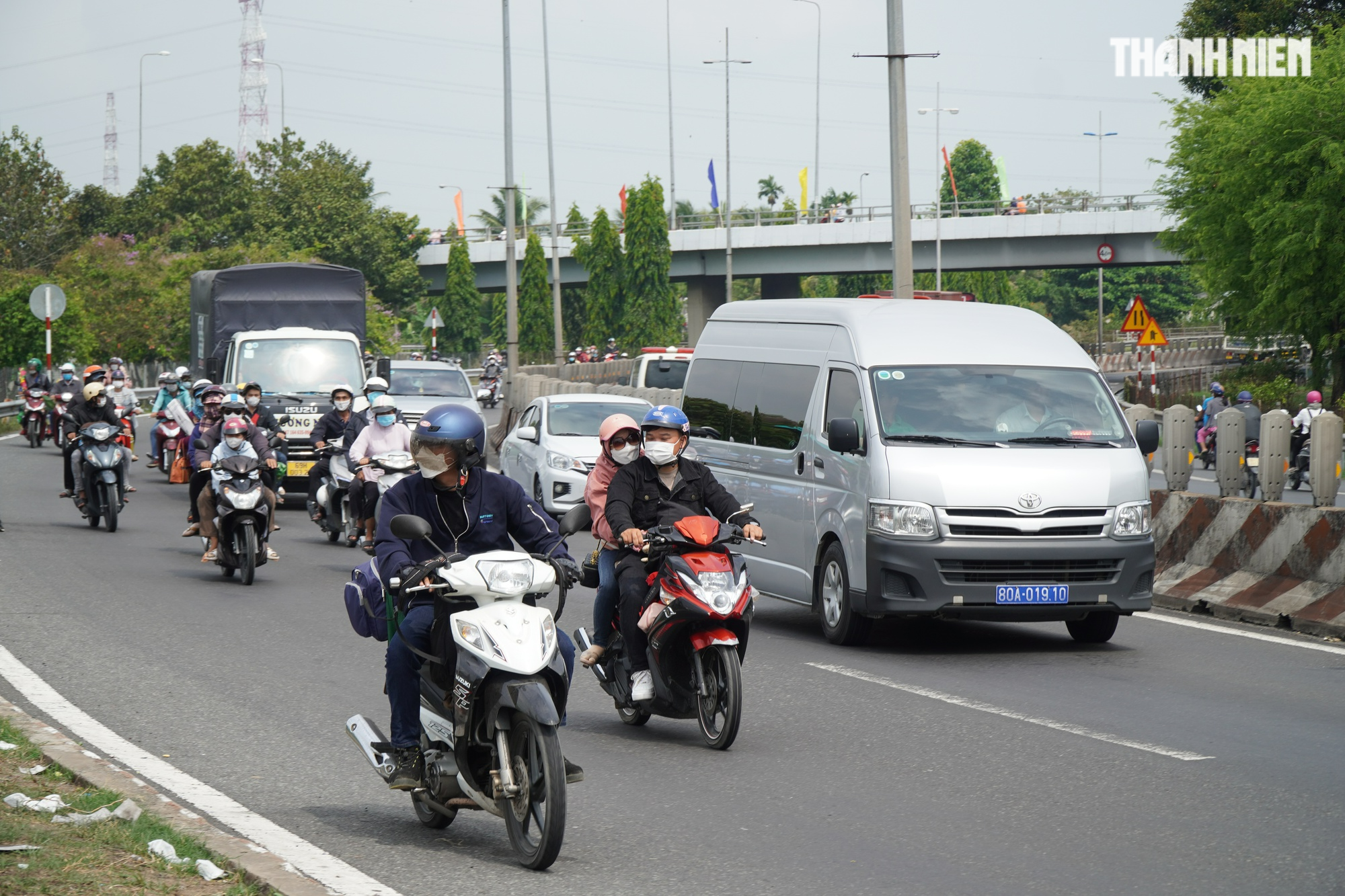 Ngày đầu kỳ nghỉ lễ 30.4 và 1.5, người dân về quê nơi kẹt cứng,nơi thông thoáng - Ảnh 5.