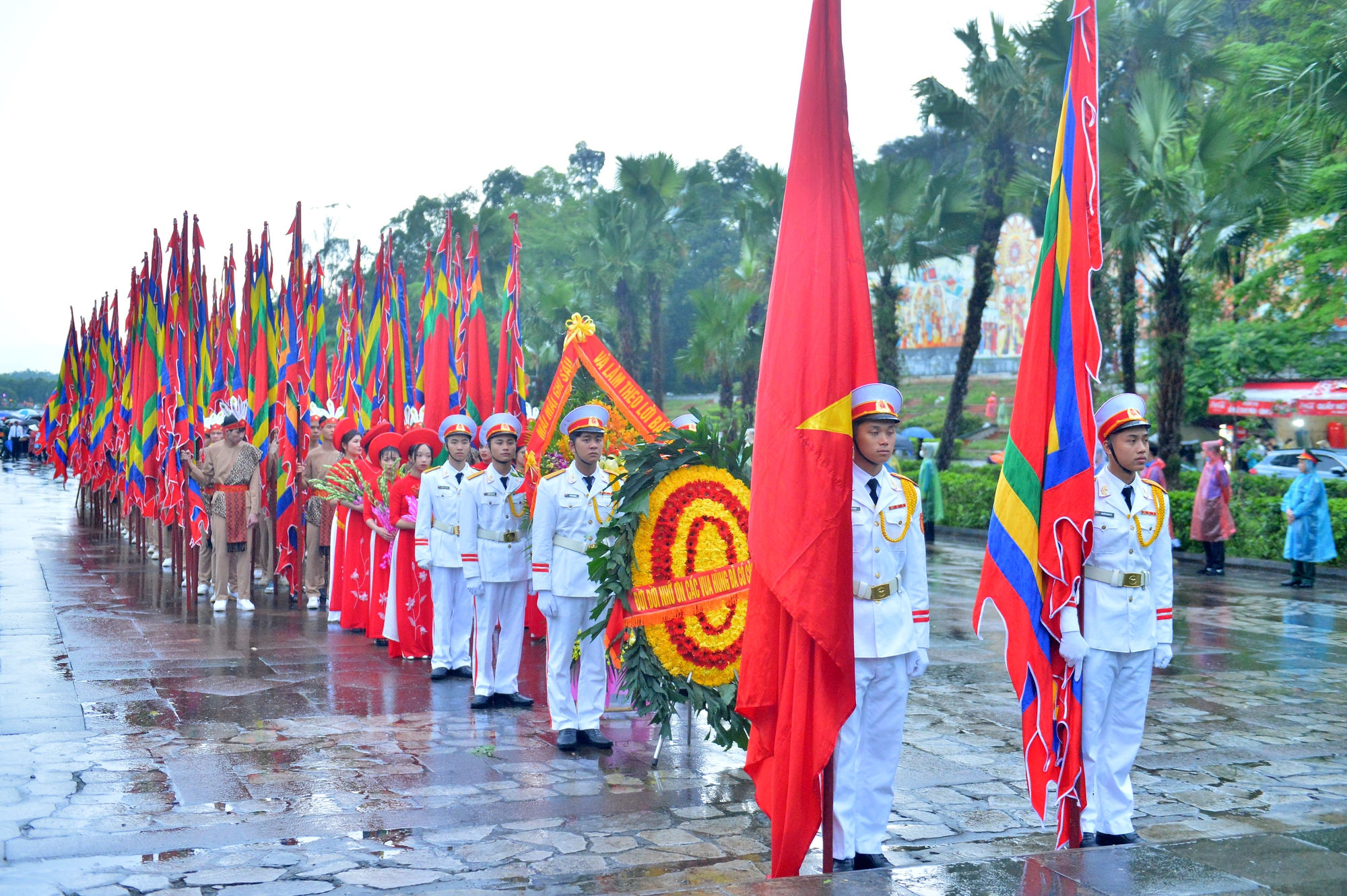 Chủ tịch nước Võ Văn Thưởng dâng hương tưởng nhớ các vua Hùng  - Ảnh 2.