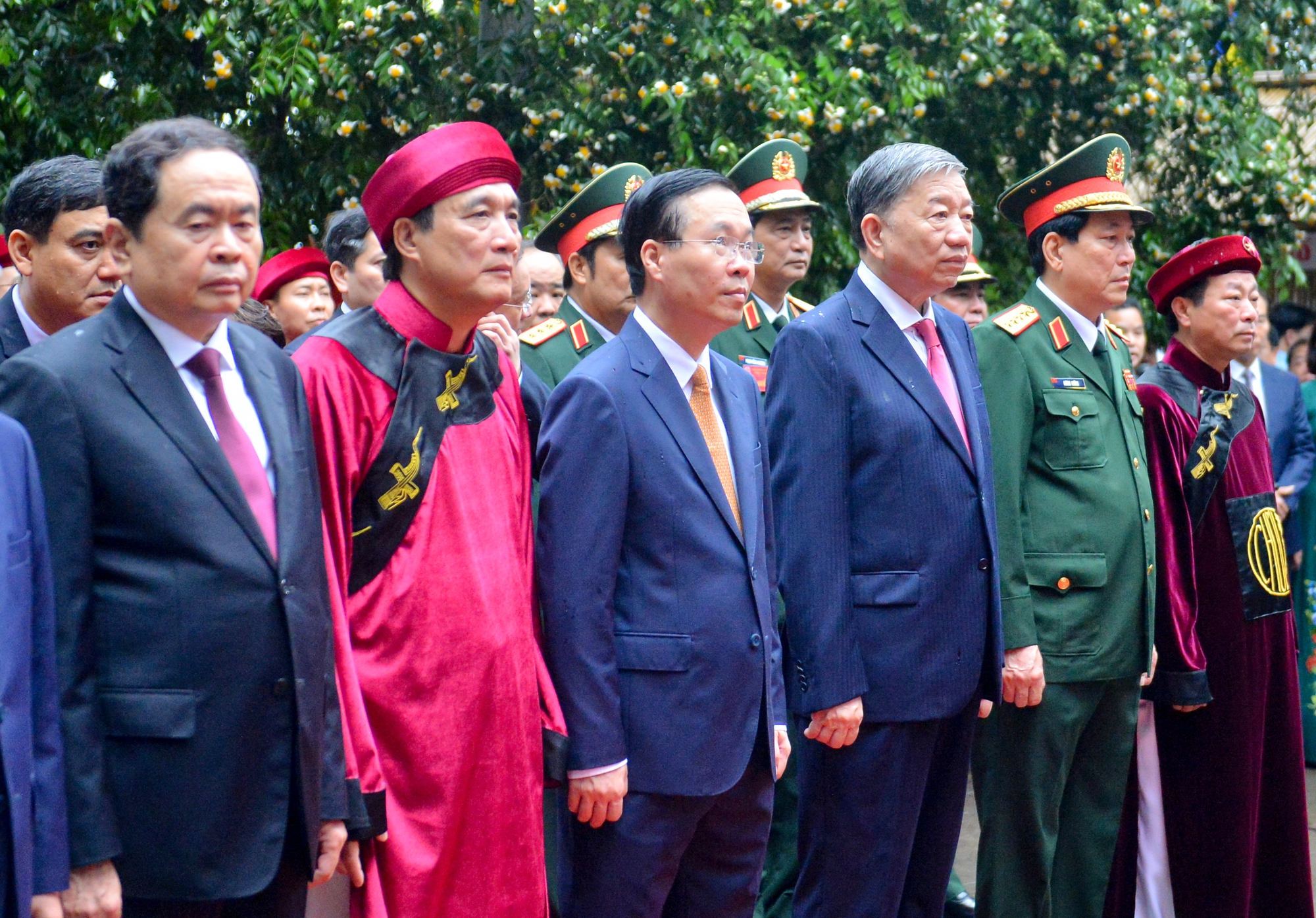 Chủ tịch nước Võ Văn Thưởng dâng hương tưởng nhớ các vua Hùng  - Ảnh 10.