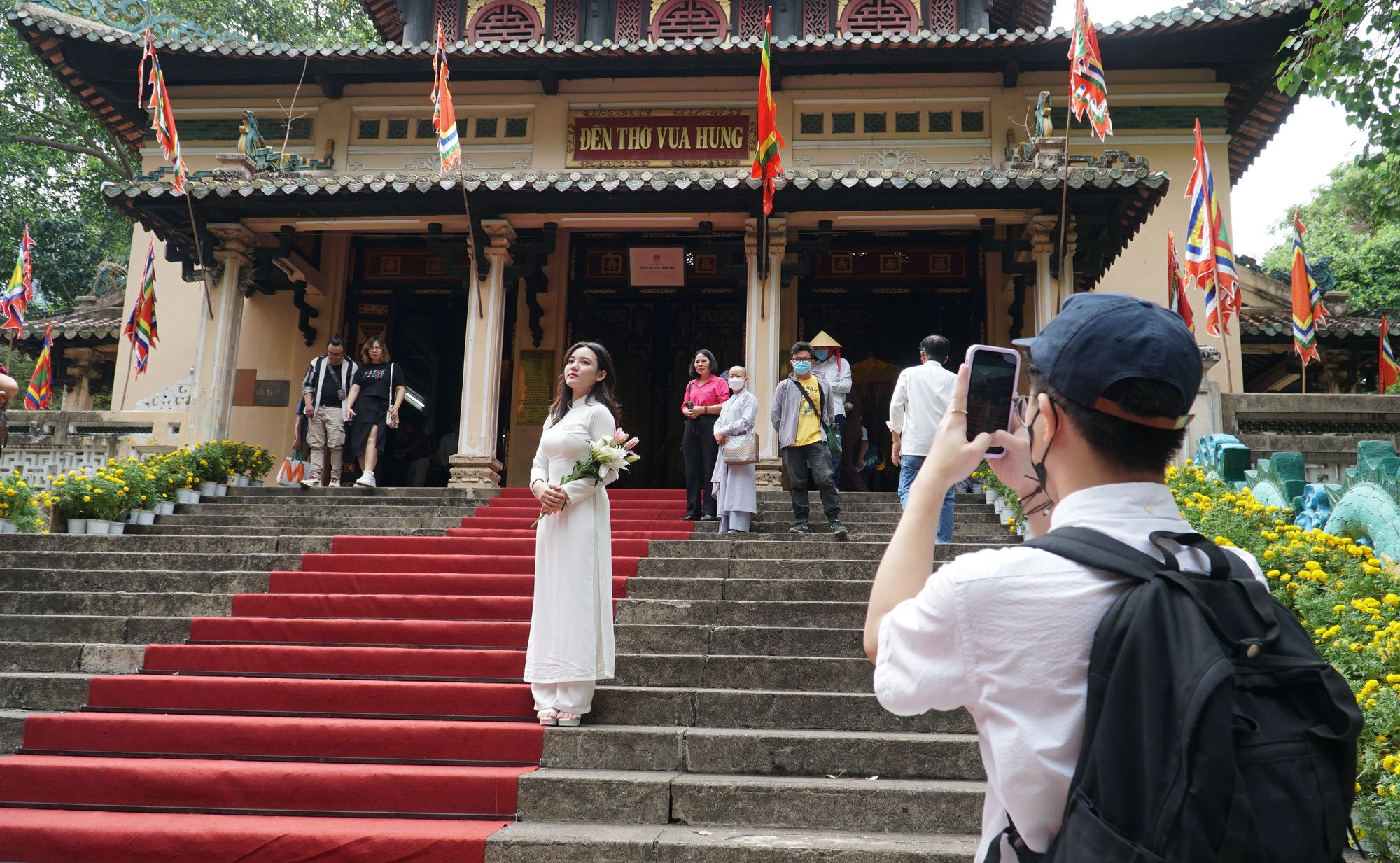 Lễ Giỗ tổ, người trẻ đến đền thờ vua Hùng để hướng về nguồn cội - Ảnh 3.
