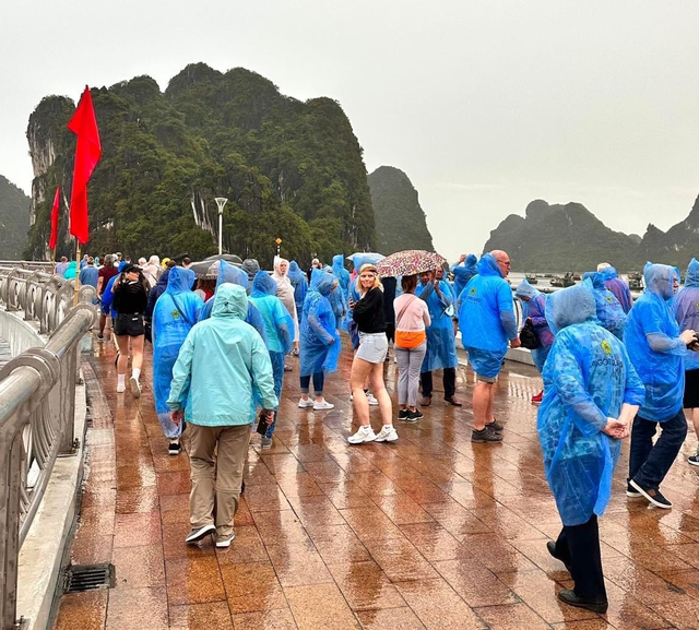 Biển Nha Trang ken đặc khách du lịch ngày đầu nghỉ lễ - Ảnh 13.