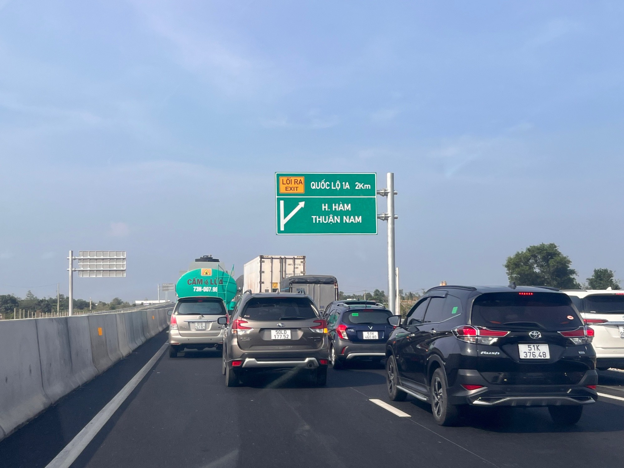 Cao tốc Phan Thiết – Dầu Giây ùn ứ nghiêm trọng trong ngày đầu thông xe - Ảnh 4. Cao tốc Phan Thiết – Dầu Giây ùn ứ nghiêm trọng trong ngày đầu thông xe - Ảnh 4.