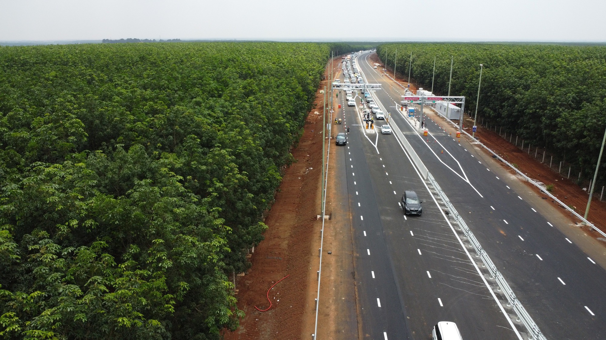 Cao tốc Phan Thiết – Dầu Giây ùn ứ nghiêm trọng trong ngày đầu thông xe - Ảnh 2. Cao tốc Phan Thiết – Dầu Giây ùn ứ nghiêm trọng trong ngày đầu thông xe - Ảnh 2.