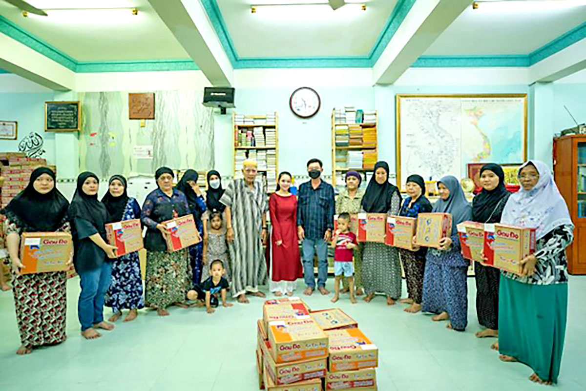 Công ty VBĐQ Thanh Trúc phát quà hỗ trợ đồng bào dân tộc Chăm tại quận 8 - Ảnh 2.