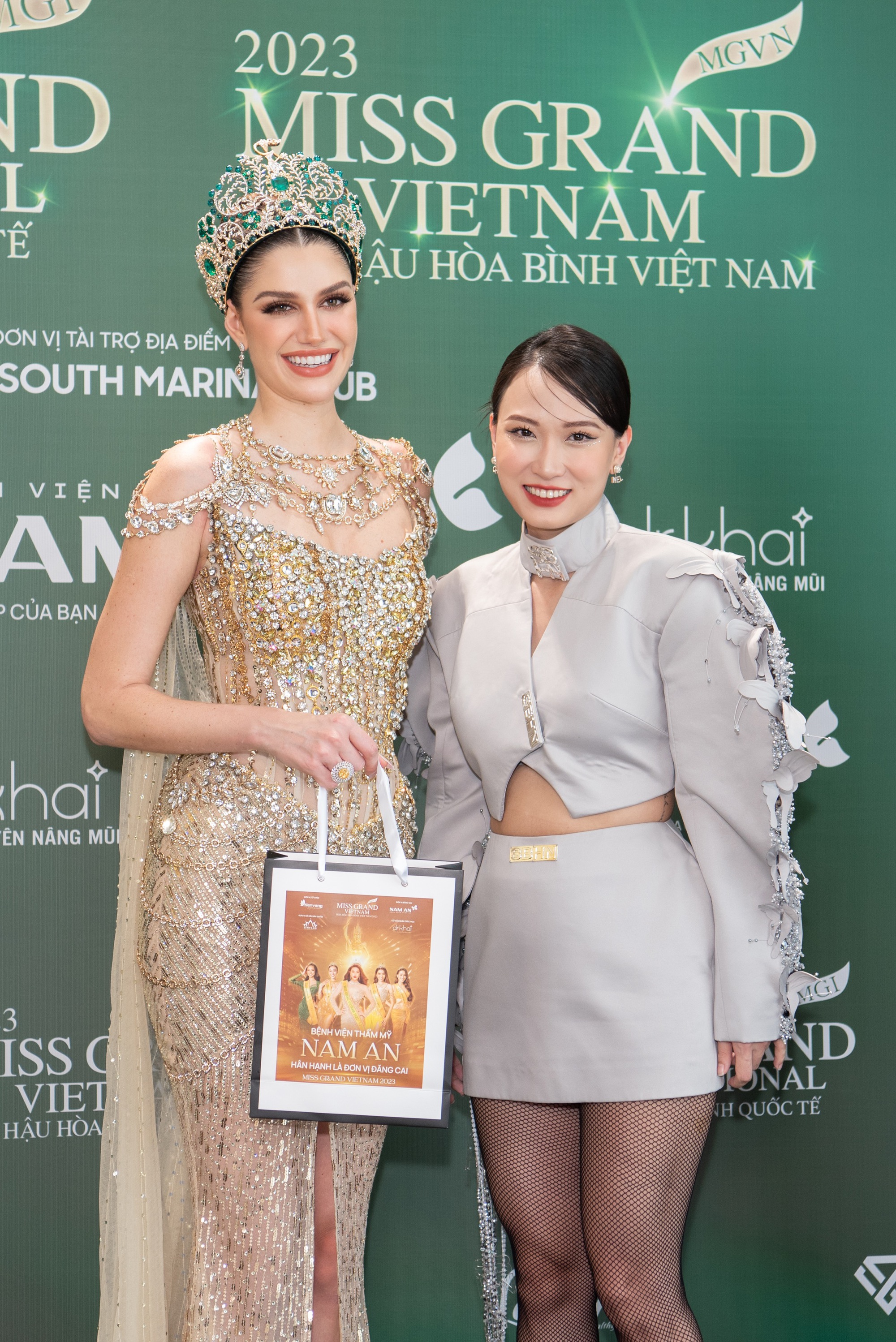 Thùy Tiên gợi cảm khoe sắc bên Hoa hậu đẹp nhất 2022 - Ảnh 11.