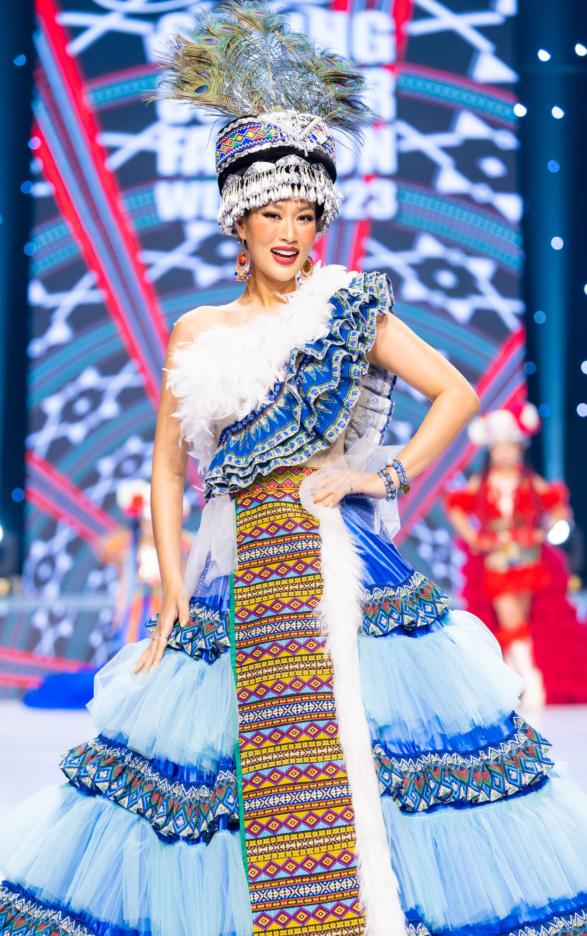 Hoa hậu Thiên Ân đọ sắc cùng Bùi Lý Thiên Hương trên sàn diễn - Ảnh 4.