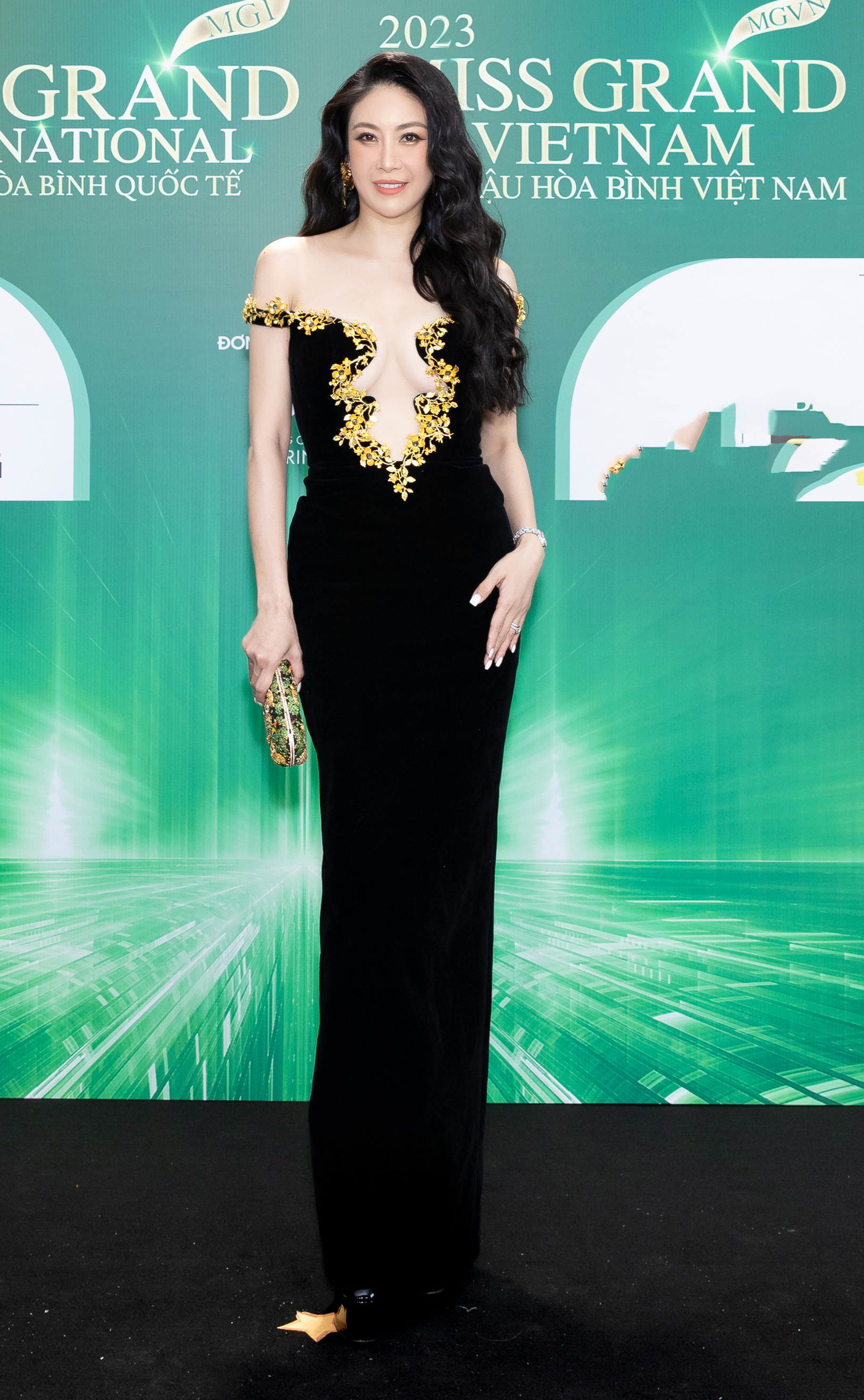 Thùy Tiên gợi cảm khoe sắc bên Hoa hậu đẹp nhất 2022 - Ảnh 5.