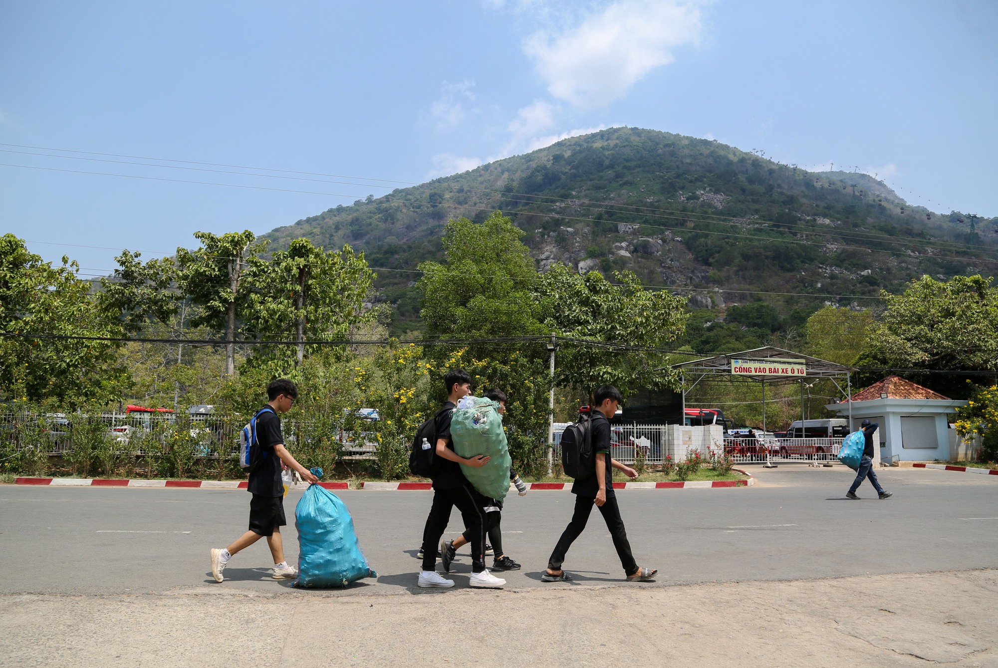 Tây Ninh: Hàng trăm bạn trẻ kết nối hành trình xanh ở núi Bà Đen - Ảnh 8.