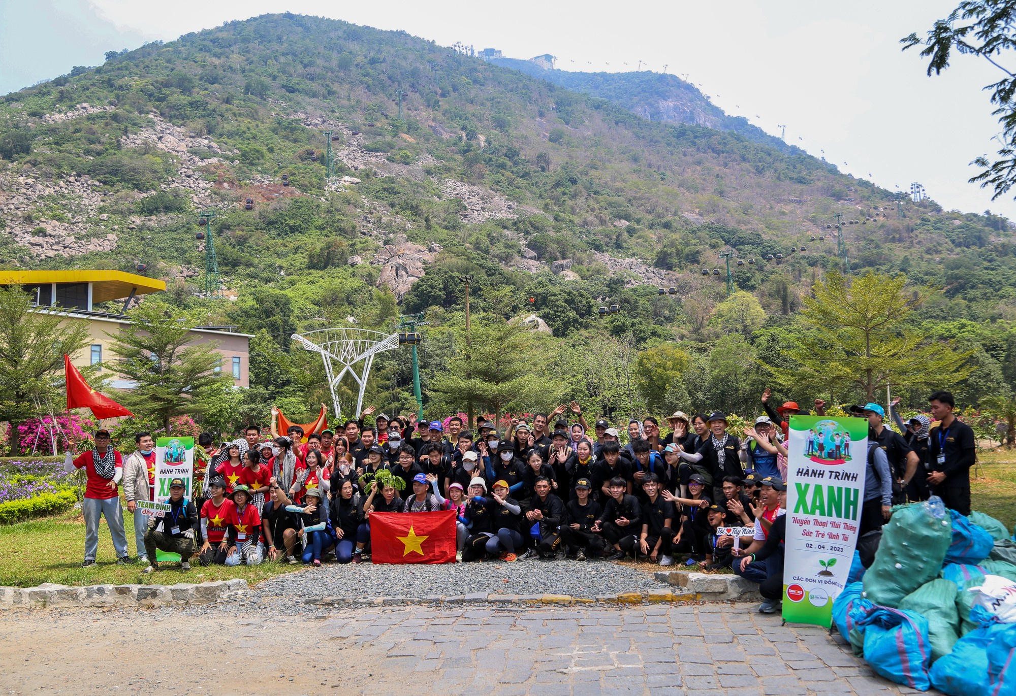 Tây Ninh: Hàng trăm bạn trẻ kết nối hành trình xanh ở núi Bà Đen - Ảnh 1.
