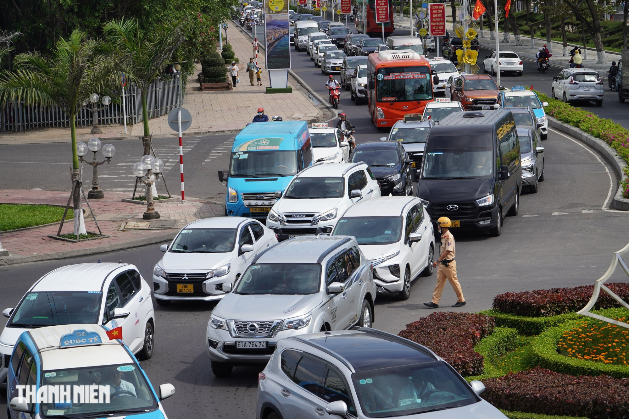 Kẹt xe đường biển Trần Phú, TP.Nha Trang - Ảnh 5.