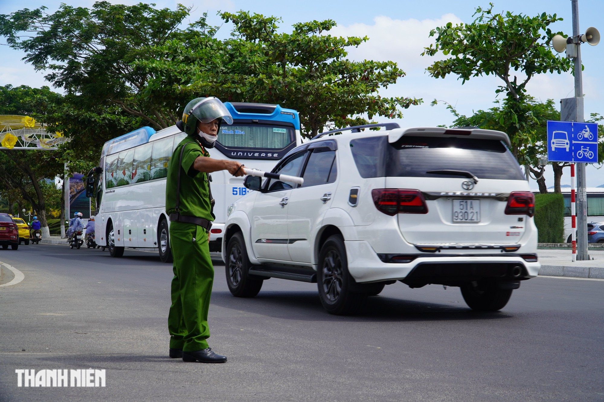 Kẹt xe đường biển Trần Phú, TP.Nha Trang - Ảnh 7.