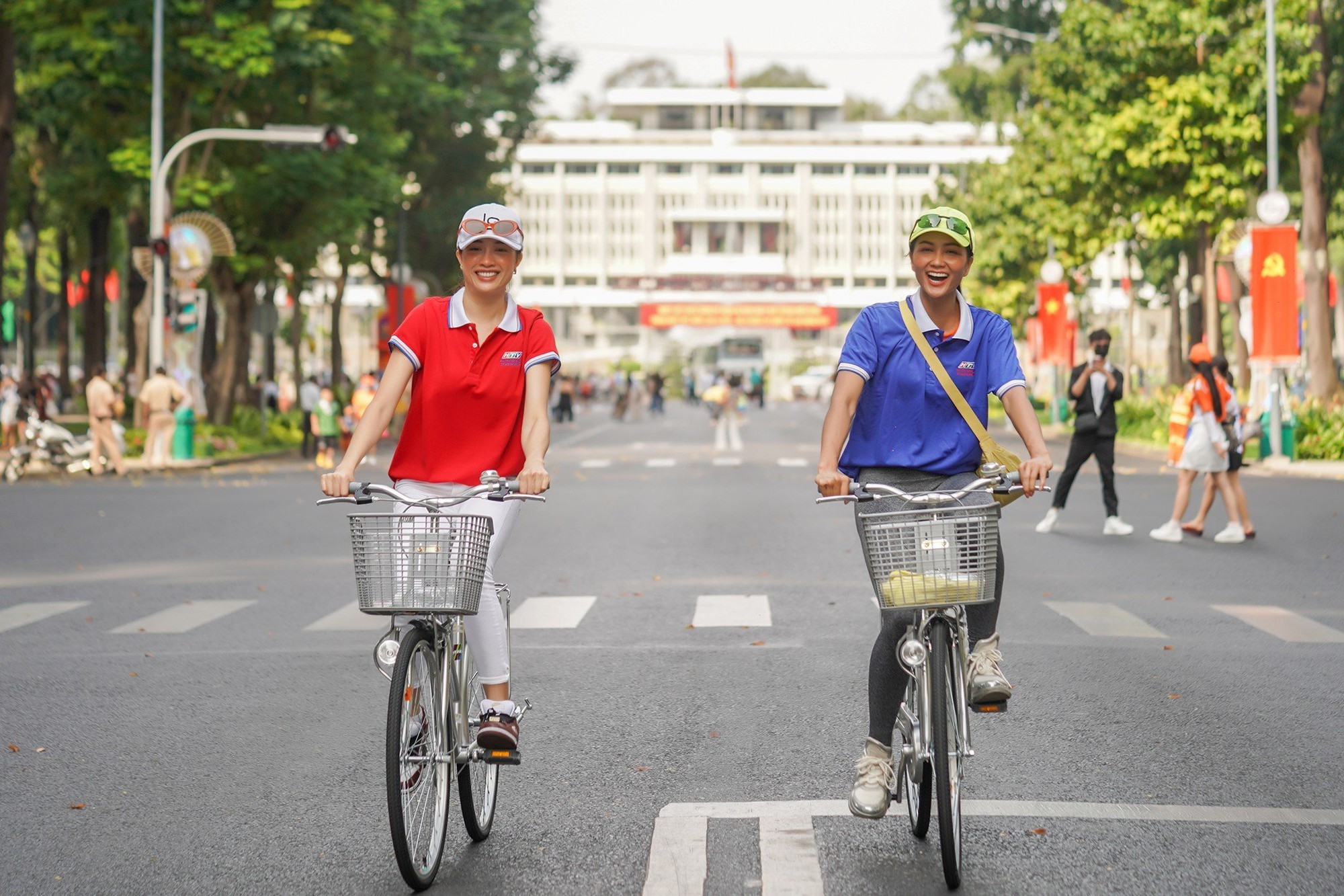 Người dân TP.HCM diễu hành xe đạp qua các điểm check-in nổi tiếng mừng lễ 30.4 - Ảnh 3.