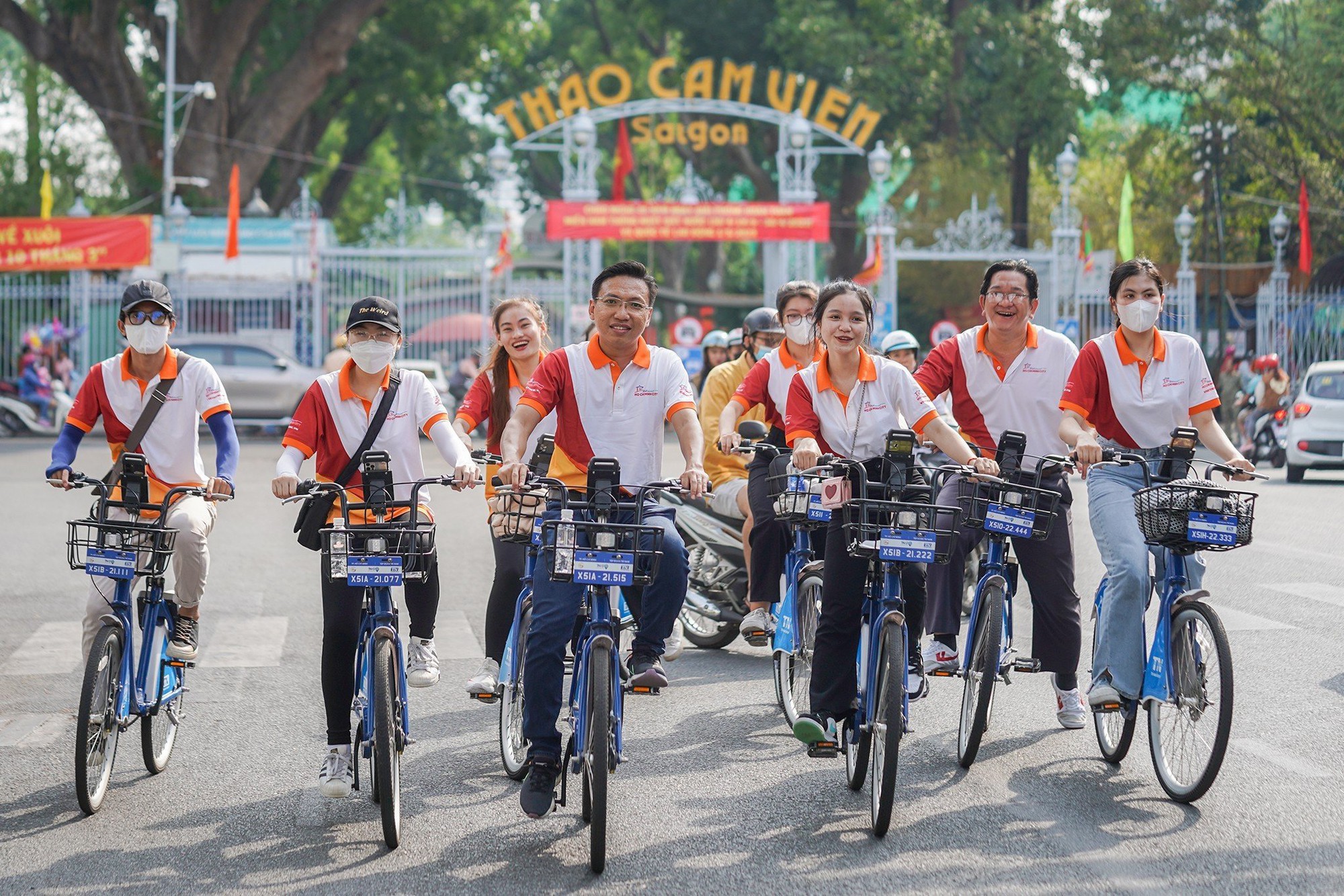 Người dân TP.HCM diễu hành xe đạp qua các điểm check-in nổi tiếng mừng lễ 30.4 - Ảnh 2.