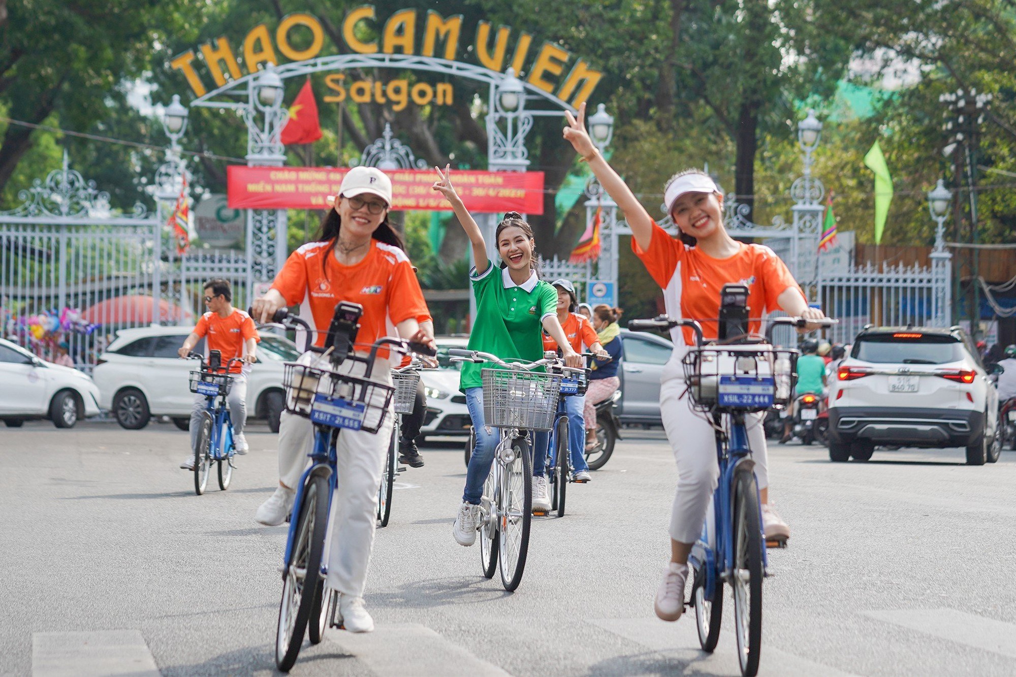 Người dân TP.HCM diễu hành xe đạp qua các điểm check-in nổi tiếng mừng lễ 30.4 - Ảnh 4.