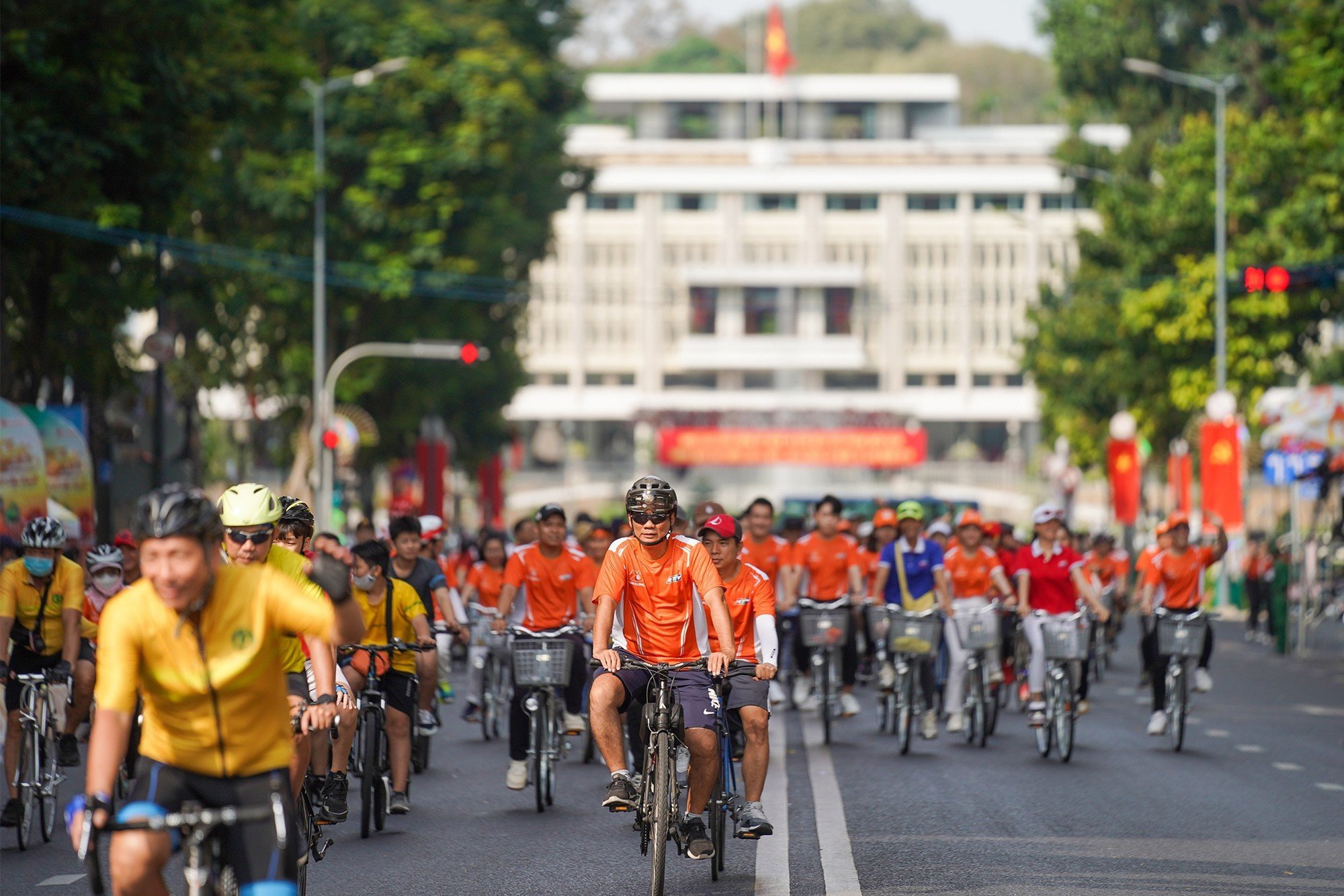 Người dân TP.HCM diễu hành xe đạp qua các điểm check-in nổi tiếng mừng lễ 30.4 - Ảnh 5.