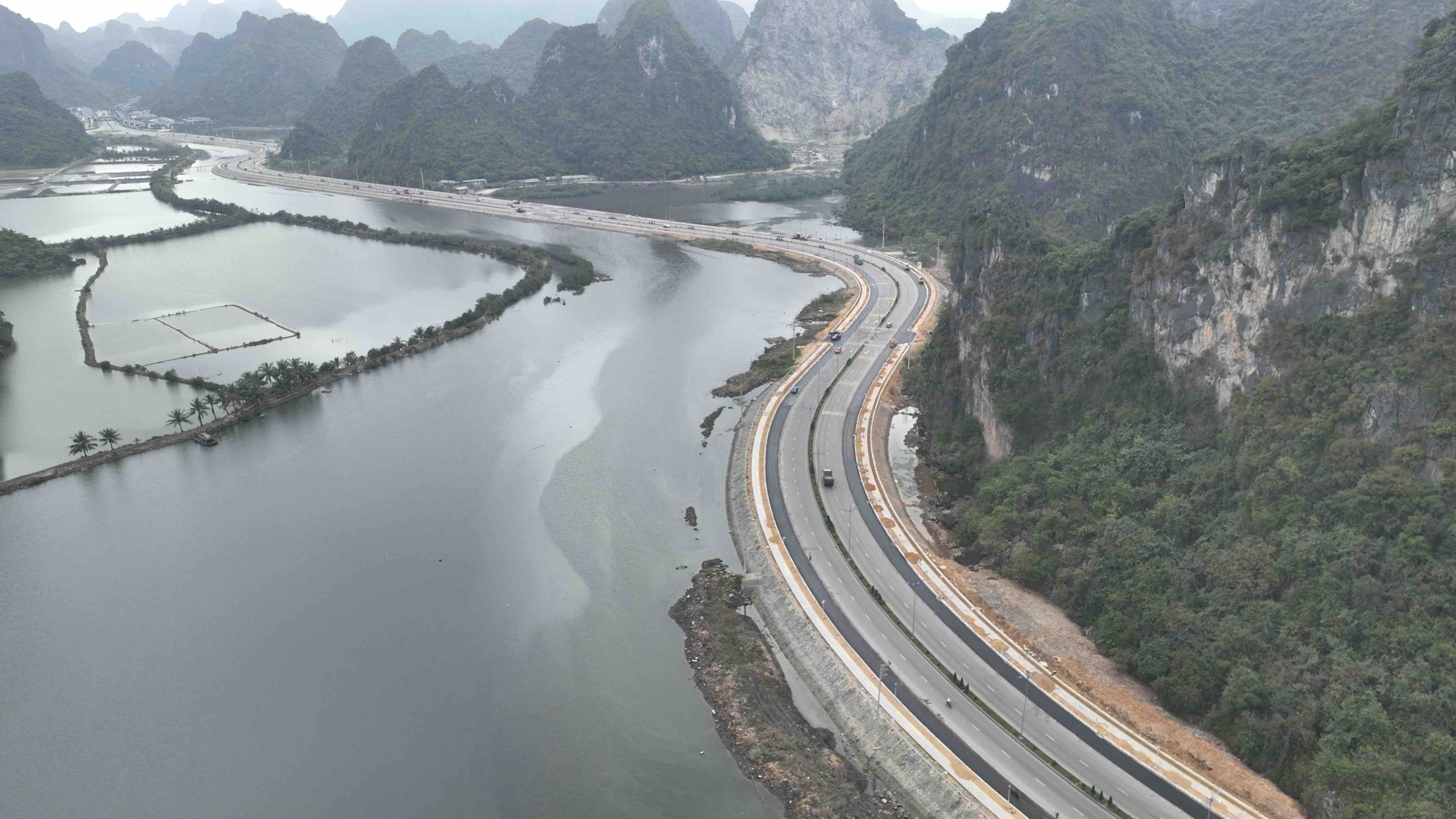Quảng Ninh lần 2 khánh thành đường bao biển Hạ Long - Cẩm Phả  - Ảnh 1.