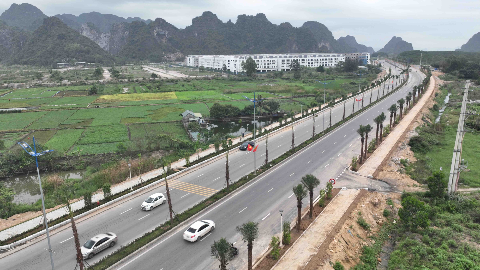 Quảng Ninh lần 2 khánh thành đường bao biển Hạ Long - Cẩm Phả  - Ảnh 3.