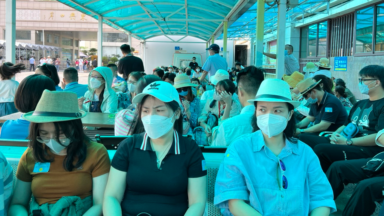 Quảng Ninh: Hàng nghìn du khách vật vã chờ xuất cảnh sang Trung Quốc  - Ảnh 4.